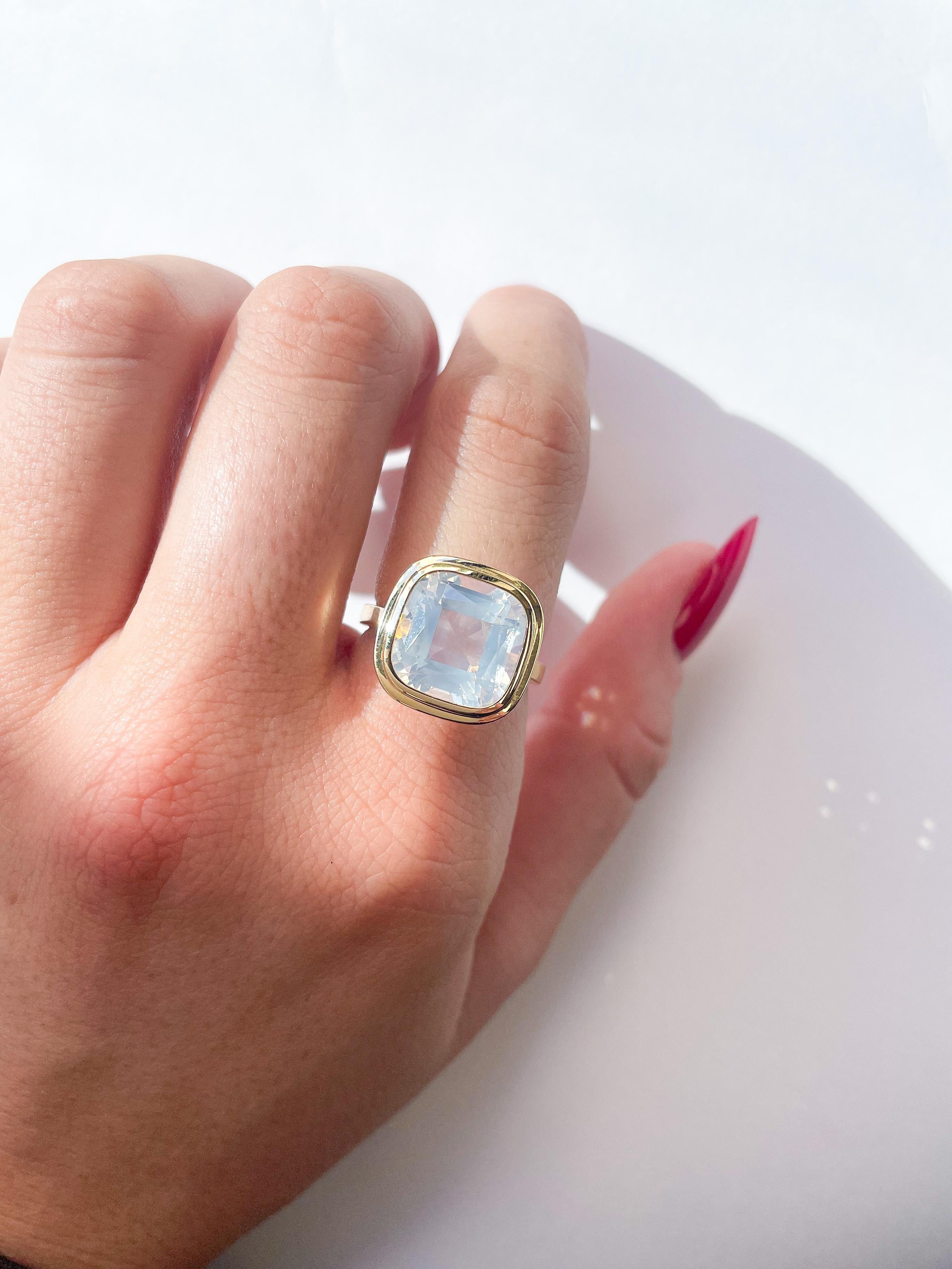 En vente :  Bague Moon Quartz taille coussin en or jaune 18 carats 3
