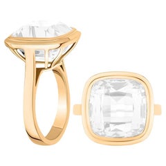Anillo de cuarzo lunar talla cojín en oro amarillo de 18 quilates