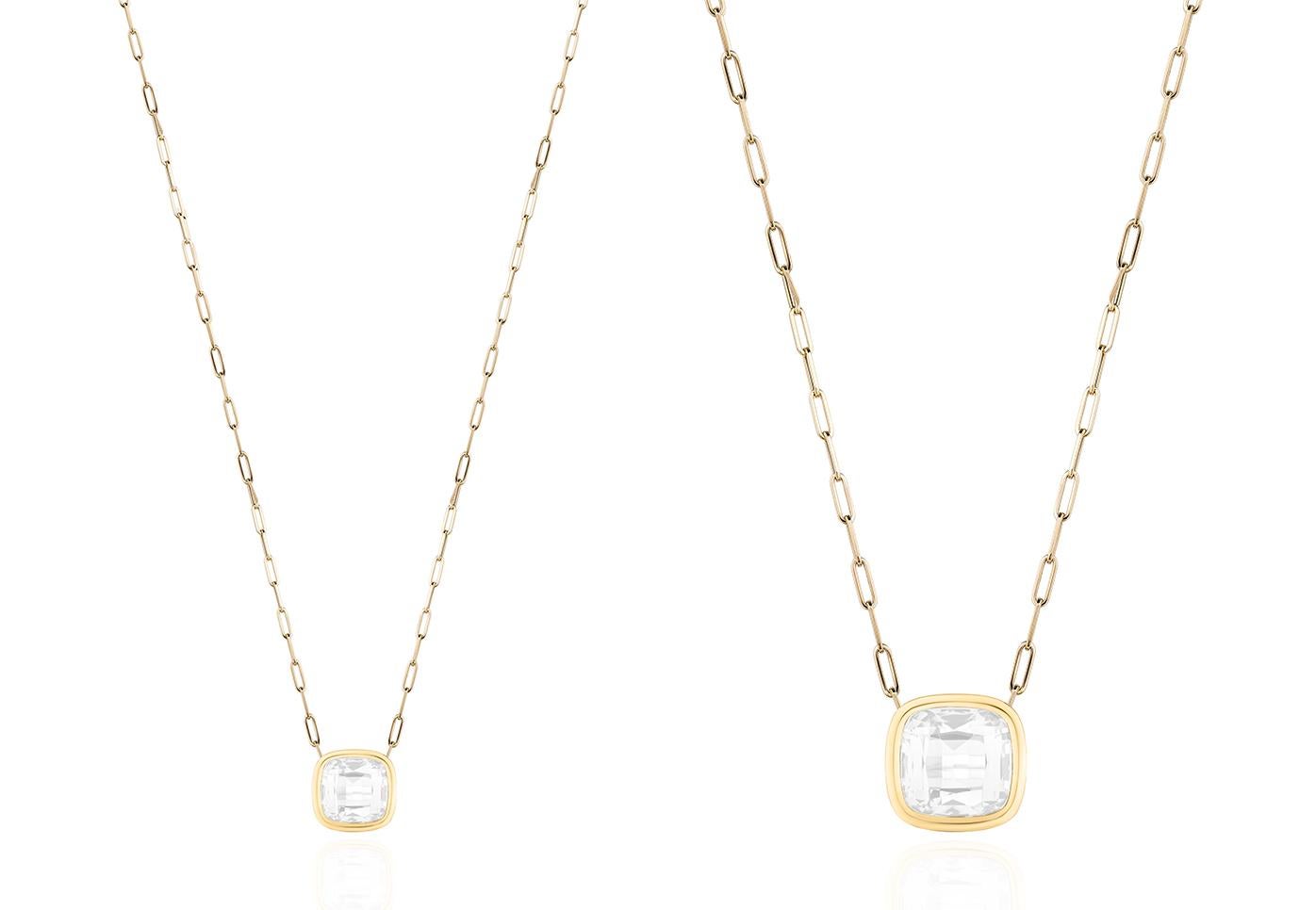 Élevez votre style avec cet élégant pendentif coussin en quartz lunaire, serti en or jaune 18 carats. Le quartz lunaire de 9x9 mm, taillé en coussin, dégage une lumière douce et éthérée, ajoutant une touche de sophistication à tous les