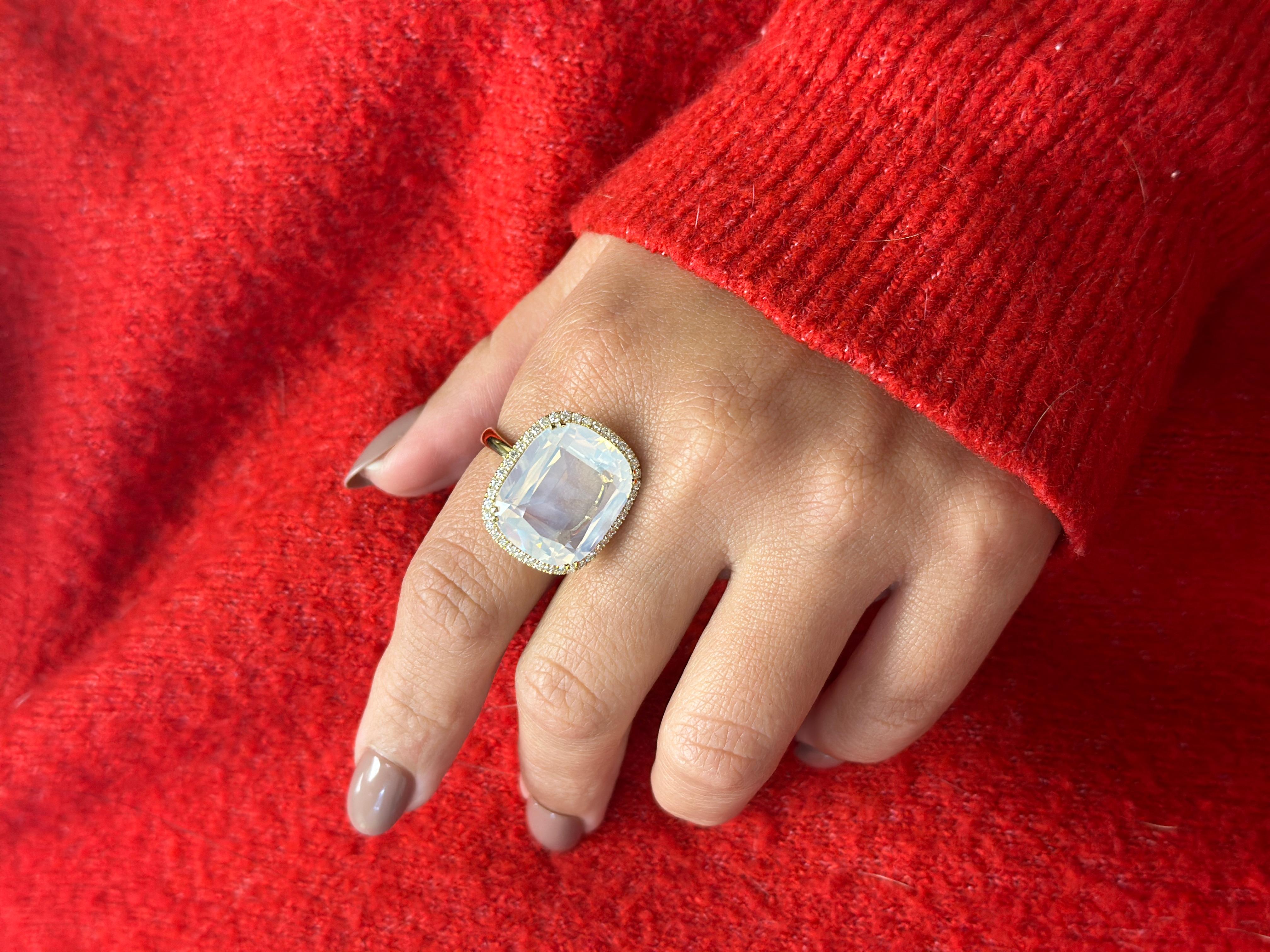 En venta: Anillo de cuarzo lunar y diamantes talla cojín en oro amarillo de 18 quilates  2