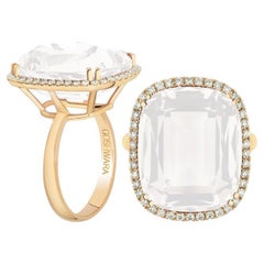 Anillo de cuarzo lunar y diamantes talla cojín en oro amarillo de 18 quilates