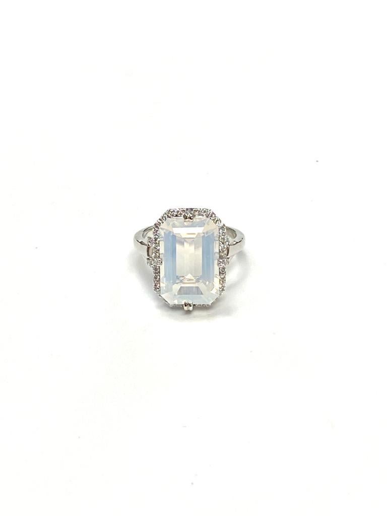 Mondquarz-Ring mit Smaragdschliff und Diamanten aus 18k Weißgold, aus der 'Gossip'-Kollektion

Steingröße: 10 x 15 mm

Edelstein Gewicht: 7.00 Karat

Diamant: G-H / VS, Ungefähres Gewicht: 0.28 Karat
