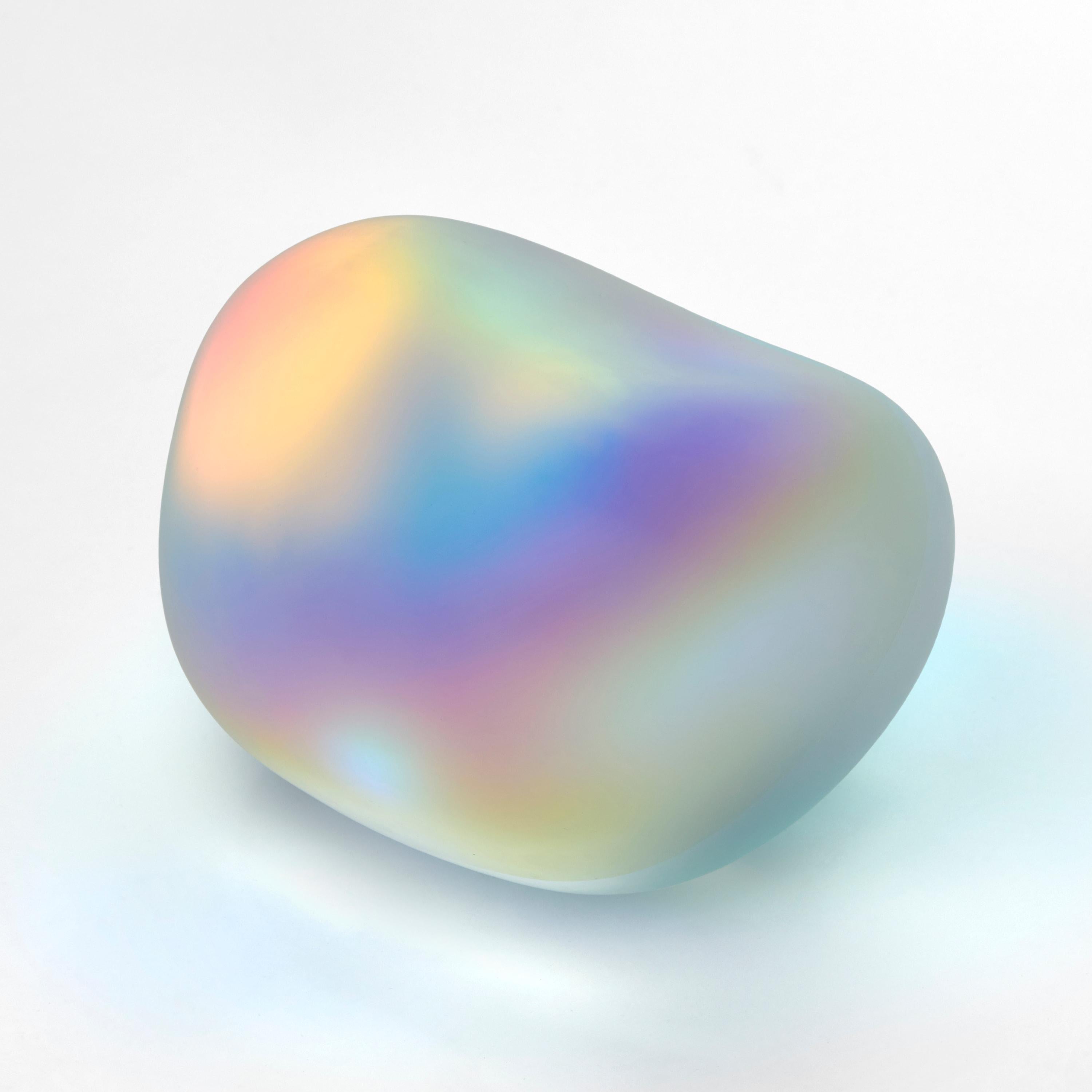 'Moon-rock 017' è una scultura unica dell'artista britannico Jon Lewis, realizzata in vetro fuso con filtri dicroici. 

L'artista ha utilizzato filtri dicroici all'interno del vetro che riflettono la luce. L'effetto risultante è come se il pezzo