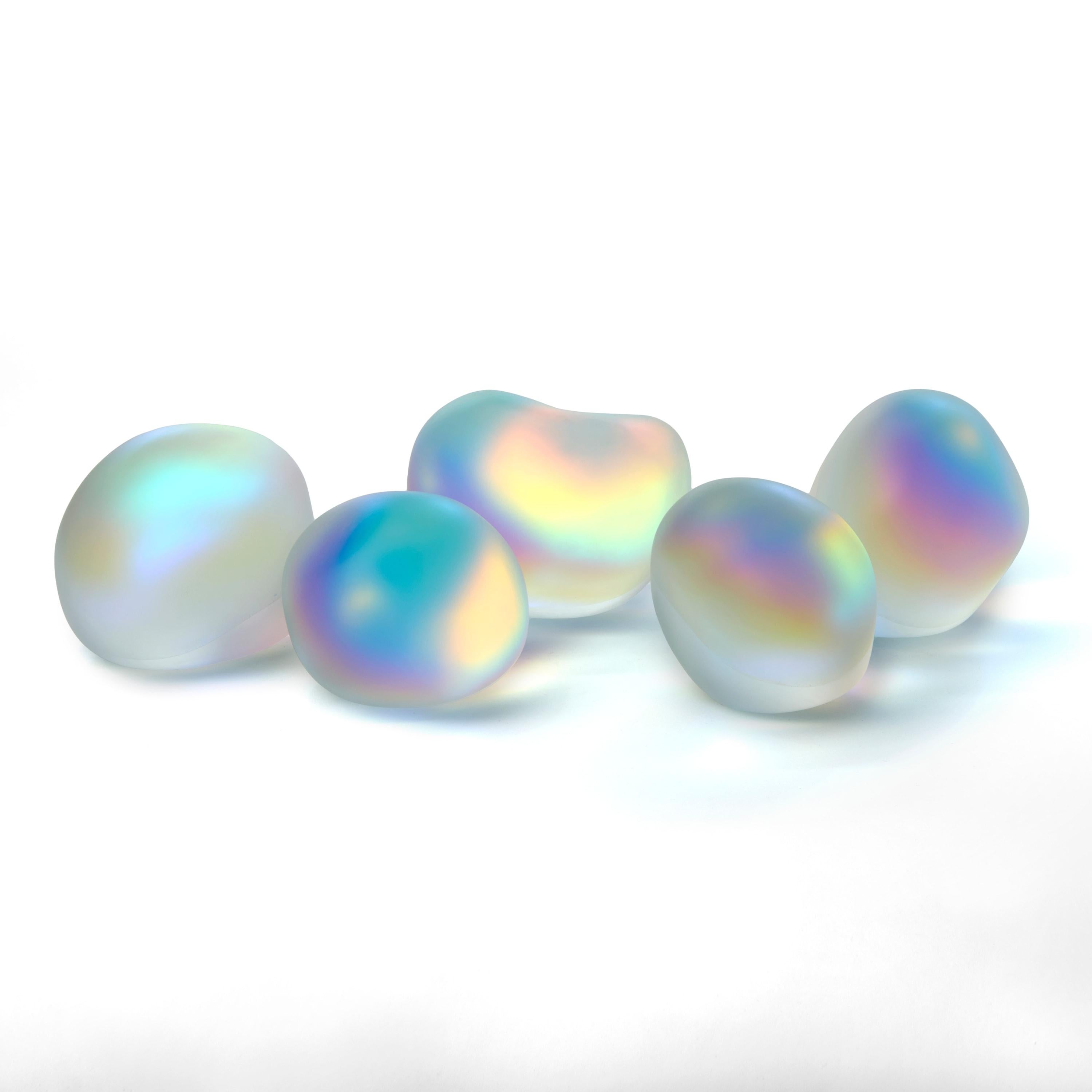 Britannico Moon-rock 017, una scultura in vetro trasparente e pellicola dicroica di Jon Lewis in vendita