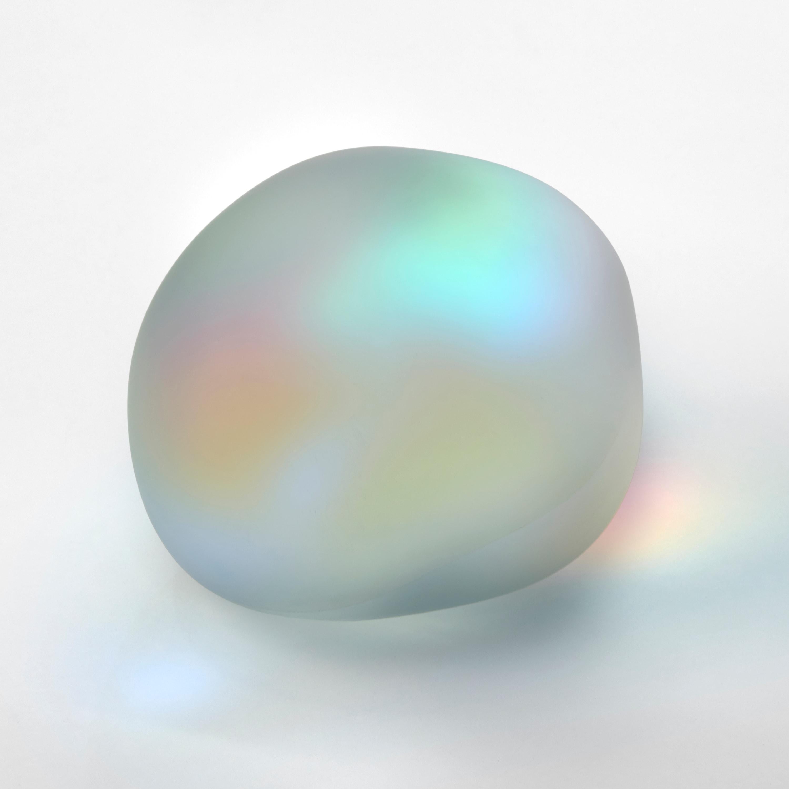 Organico moderno Moon-rock 018, una scultura in vetro trasparente e pellicola dicroica di Jon Lewis in vendita