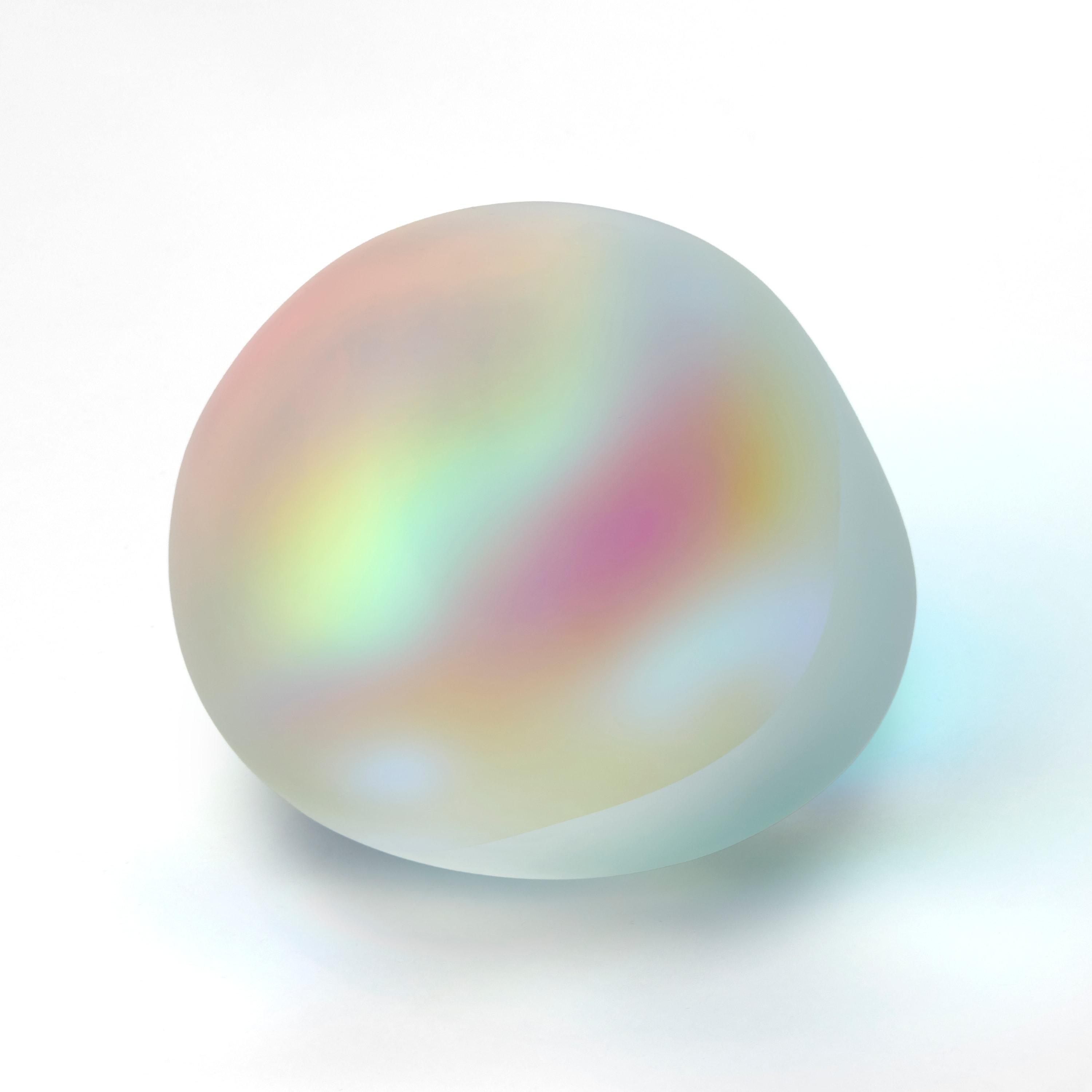 'Moon-rock 019' è una scultura unica dell'artista britannico Jon Lewis, realizzata in vetro fuso con filtri dicroici. 

L'artista ha utilizzato filtri dicroici all'interno del vetro che riflettono la luce. L'effetto risultante è come se il pezzo