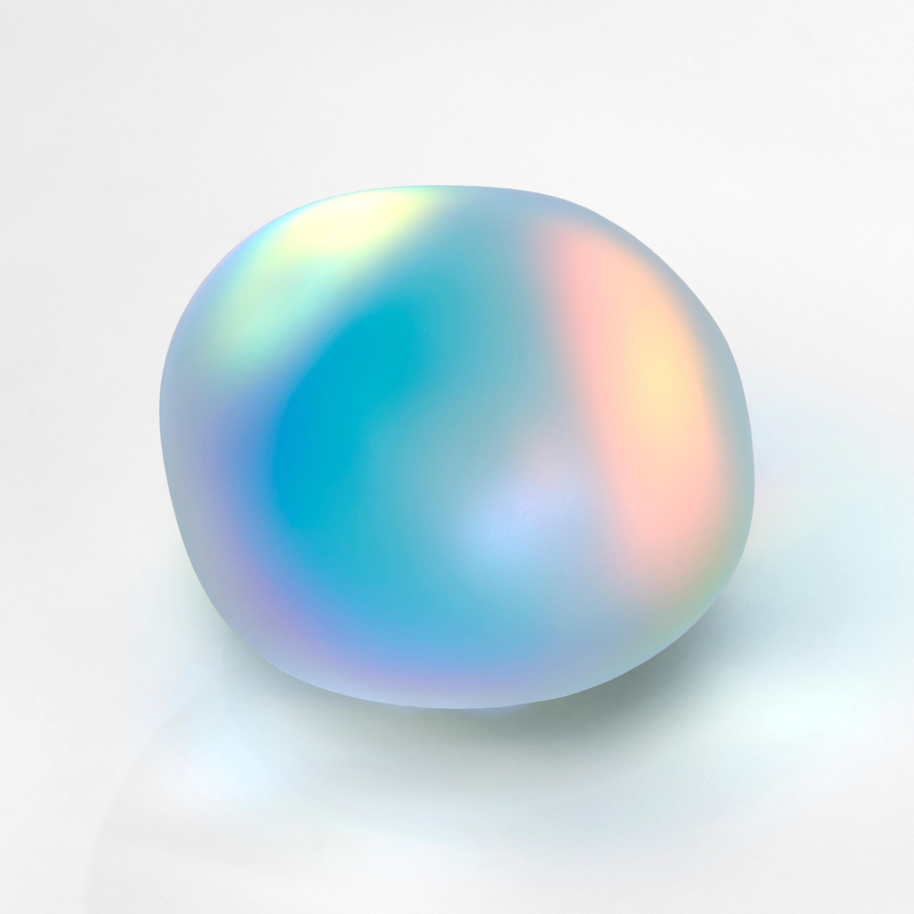 'Moon-rock 020' è una scultura unica dell'artista britannico Jon Lewis, realizzata in vetro fuso con filtri dicroici. 

L'artista ha utilizzato filtri dicroici all'interno del vetro che riflettono la luce. L'effetto risultante è come se il pezzo