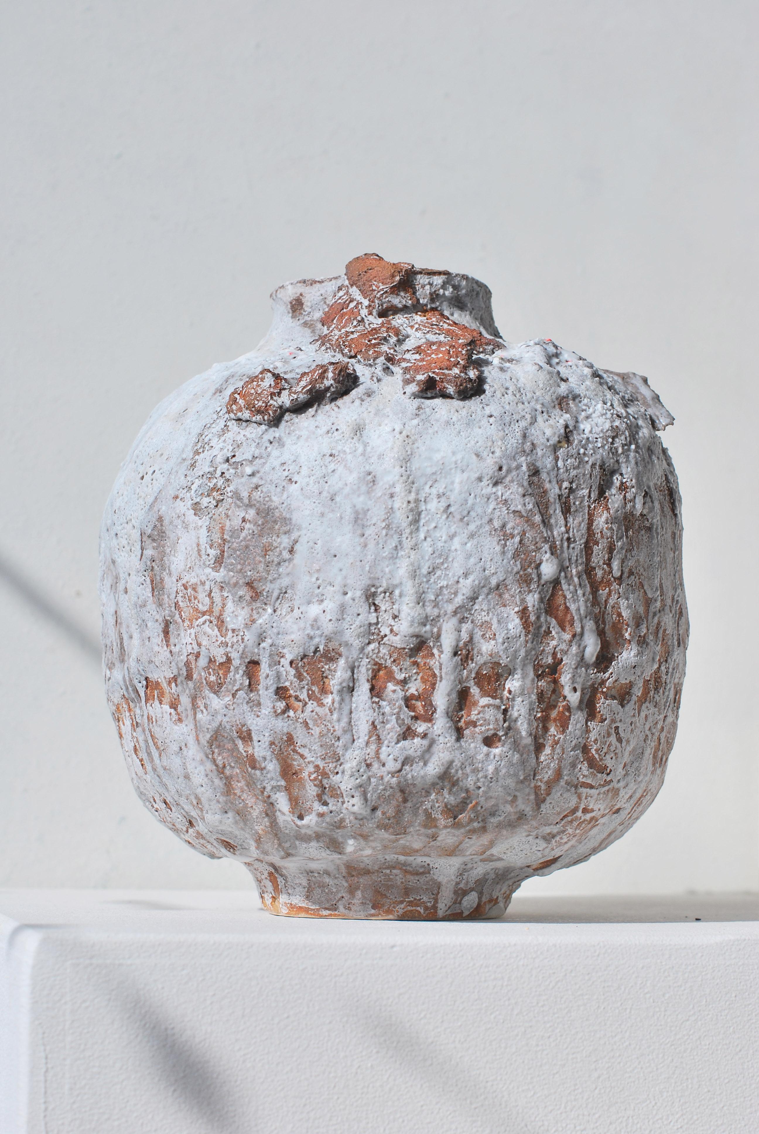 Vase en grès Moon de Moïo Studio
Pièce unique
Dimensions : L 17 x D 17 x H 18 cm
MATERIAL : Glaçure blanche et porcelaine sur grès fauve

Moïo Studio est le studio d'art céramique basé à Berlin de l'artiste franco-palestinienne Maia Beyrouti. Il a