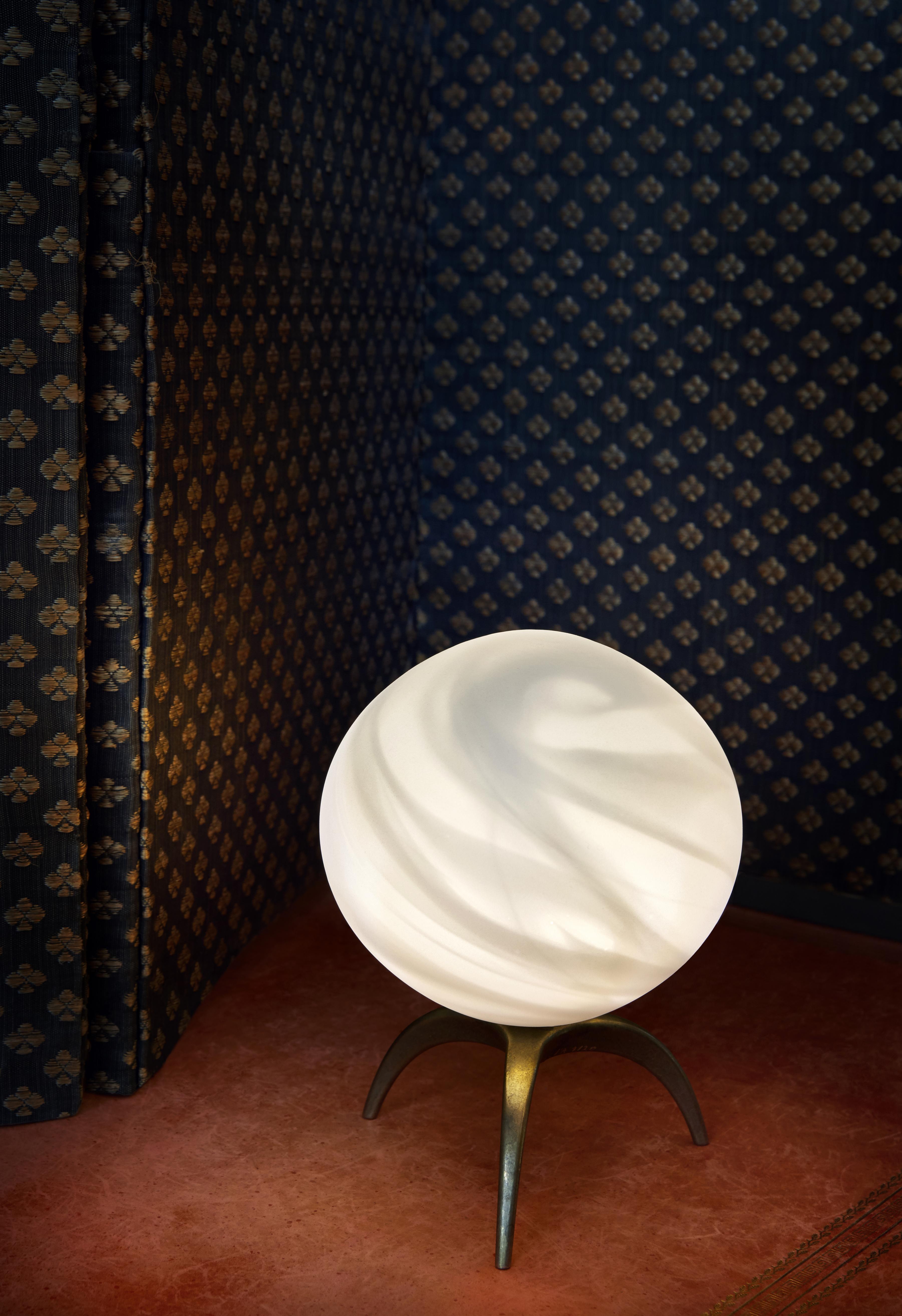 Laiton Lampe de table sculptée Moon, Ludovic Clément d'Armont en vente