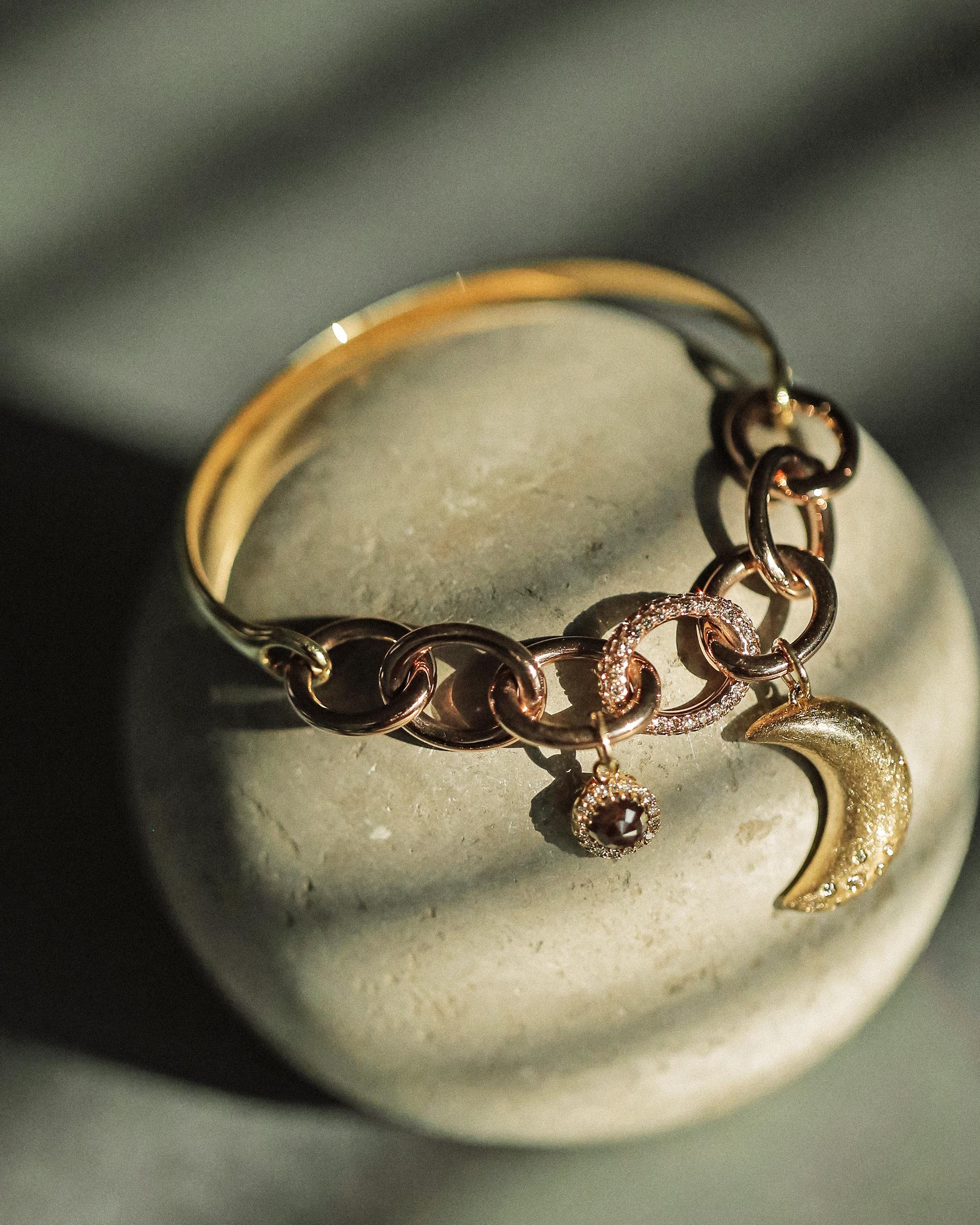 Taille ronde Bracelet de diamants blancs et bruts en forme de lune (taille M : circonférence  18.5 cm) en vente