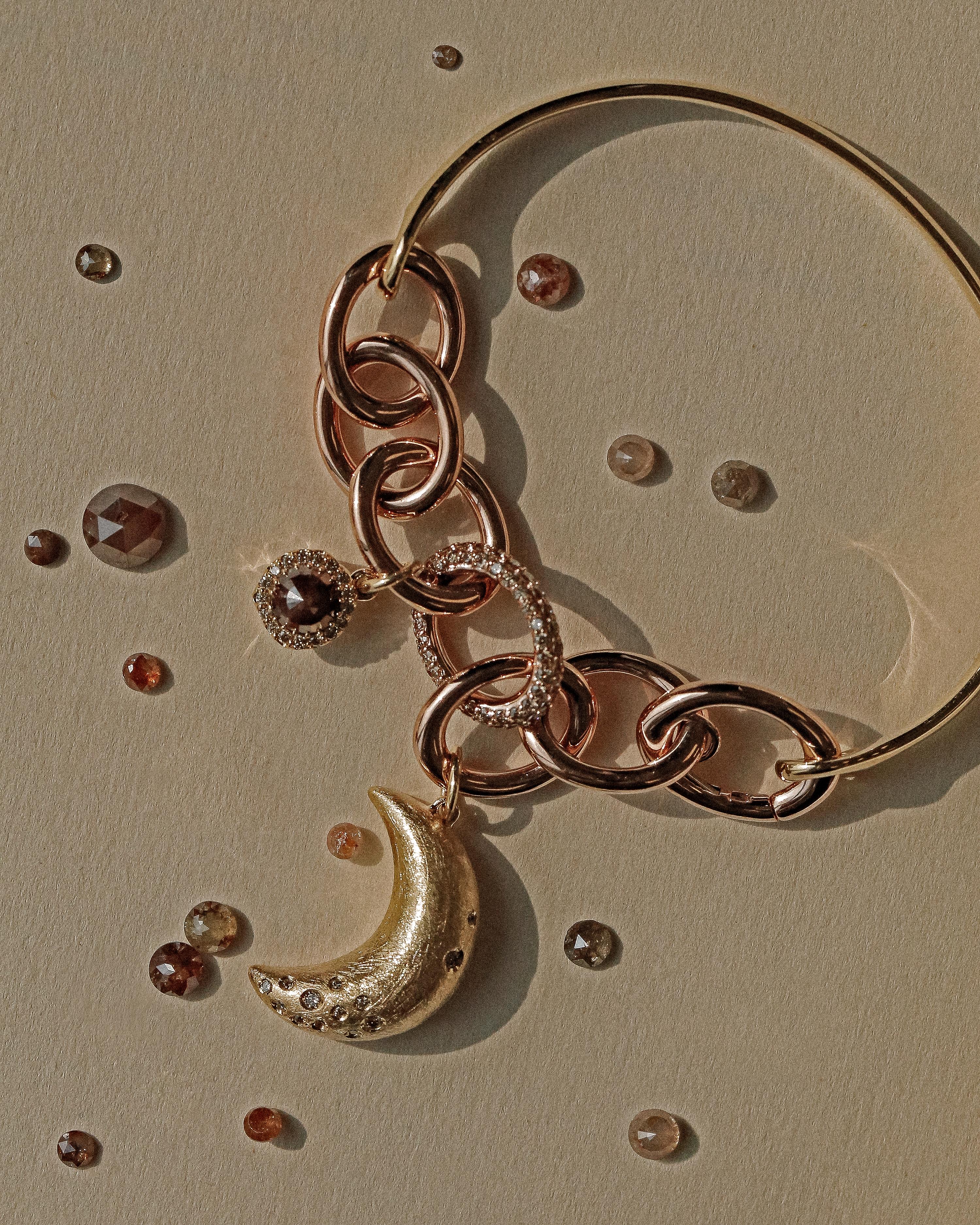 Bracelet de diamants blancs et bruts en forme de lune (taille M : circonférence  18.5 cm) Neuf - En vente à 종로구, SO
