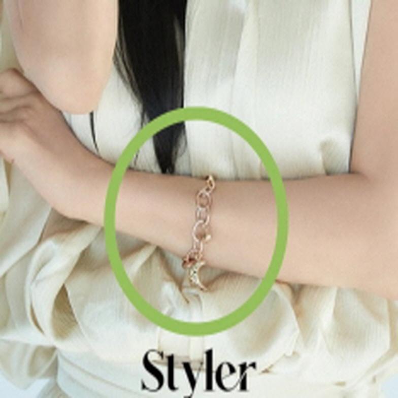 Moon Shape White & Rough Diamond Bracelet  (size S :  circumference 16.5cm ) In New Condition For Sale In 종로구, SO