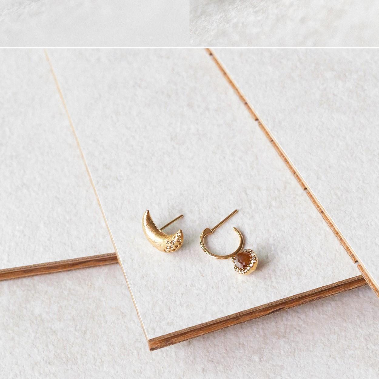 Moon Shape White & Rough Diamond Earrings In New Condition For Sale In 종로구, SO