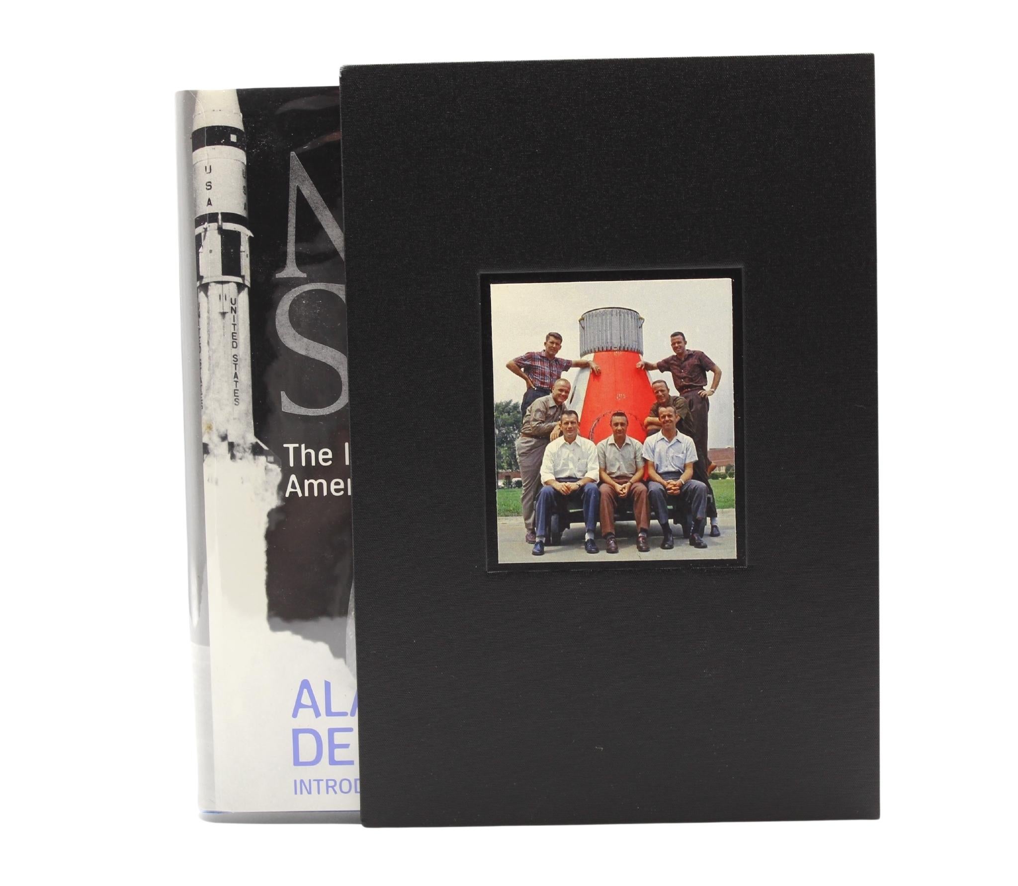 Shepard, Alan, Deke Slayton, Moon Shot : The Inside Story of America's Race to the Moon. Atlanta : Turner Publishing, 1994. Première édition. Signé par Alan Shepard sur la page de titre. Introduction de Neil Armstrong. Jaquette d'origine et