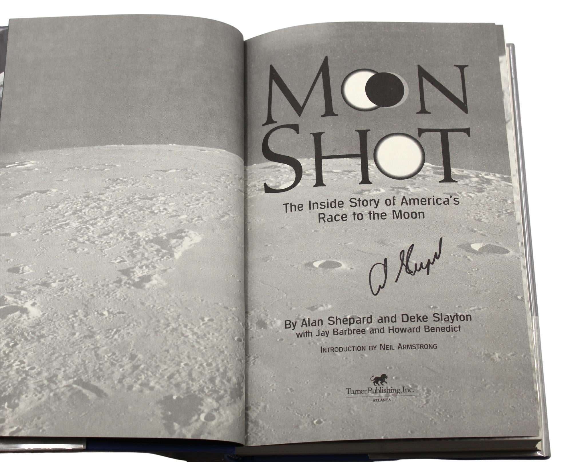 Américain Le tour de lune d'Alan Shepard et Deke Slayton, signé par Shepard, première édition, 1994