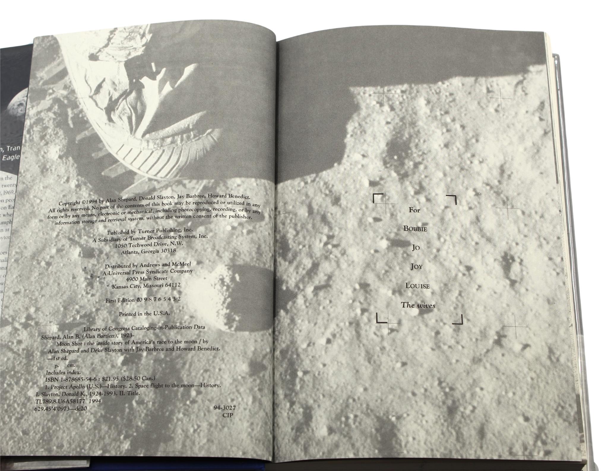 Fin du 20e siècle Le tour de lune d'Alan Shepard et Deke Slayton, signé par Shepard, première édition, 1994