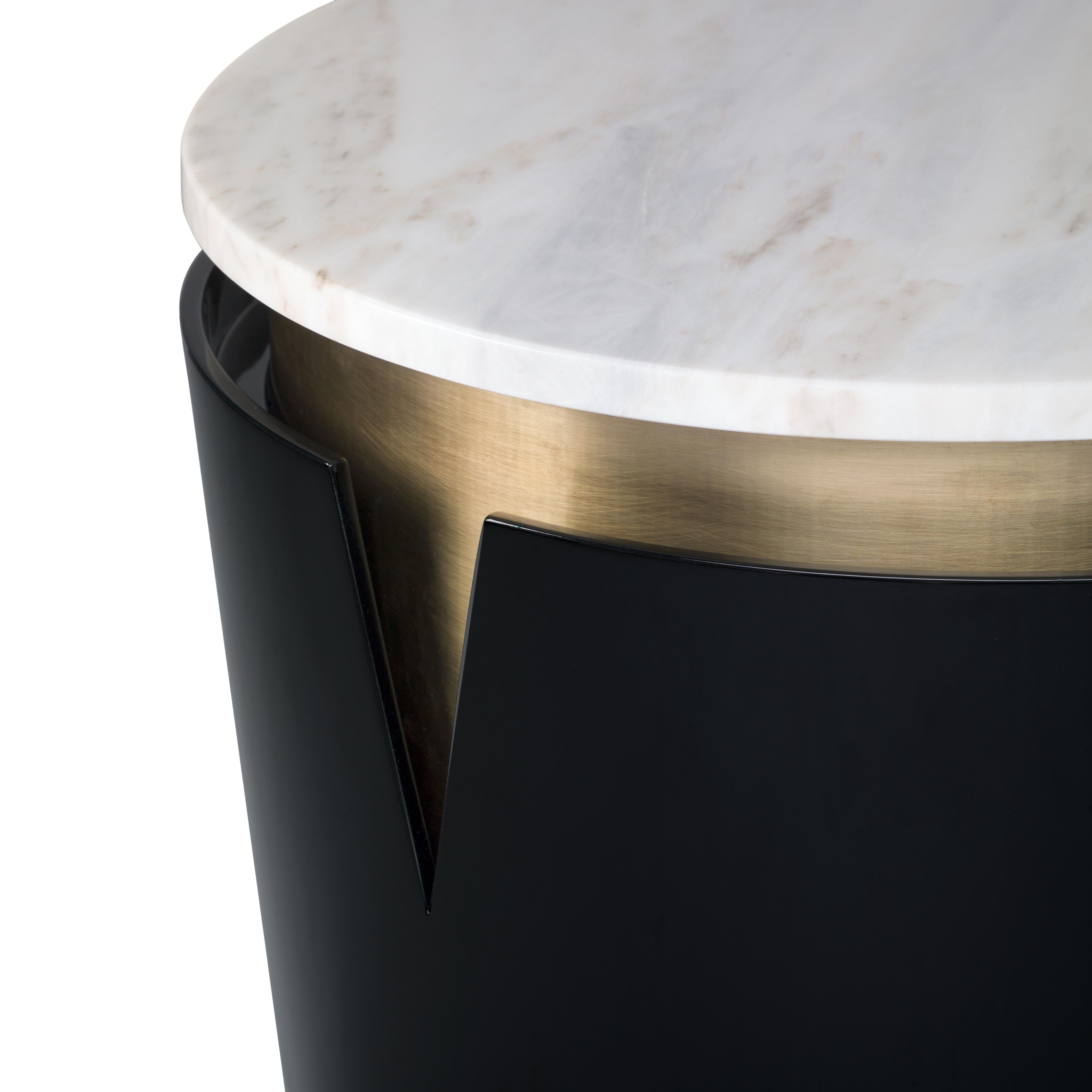 Moon Side Table Estremoz Marble Top and Brass, Handcrafted in Portugal by Duistt

The Moon side table is inspired by the architecture of the Givenchy flagship store. An intriguing design with a brushed brass detail cut and an Estremoz marble