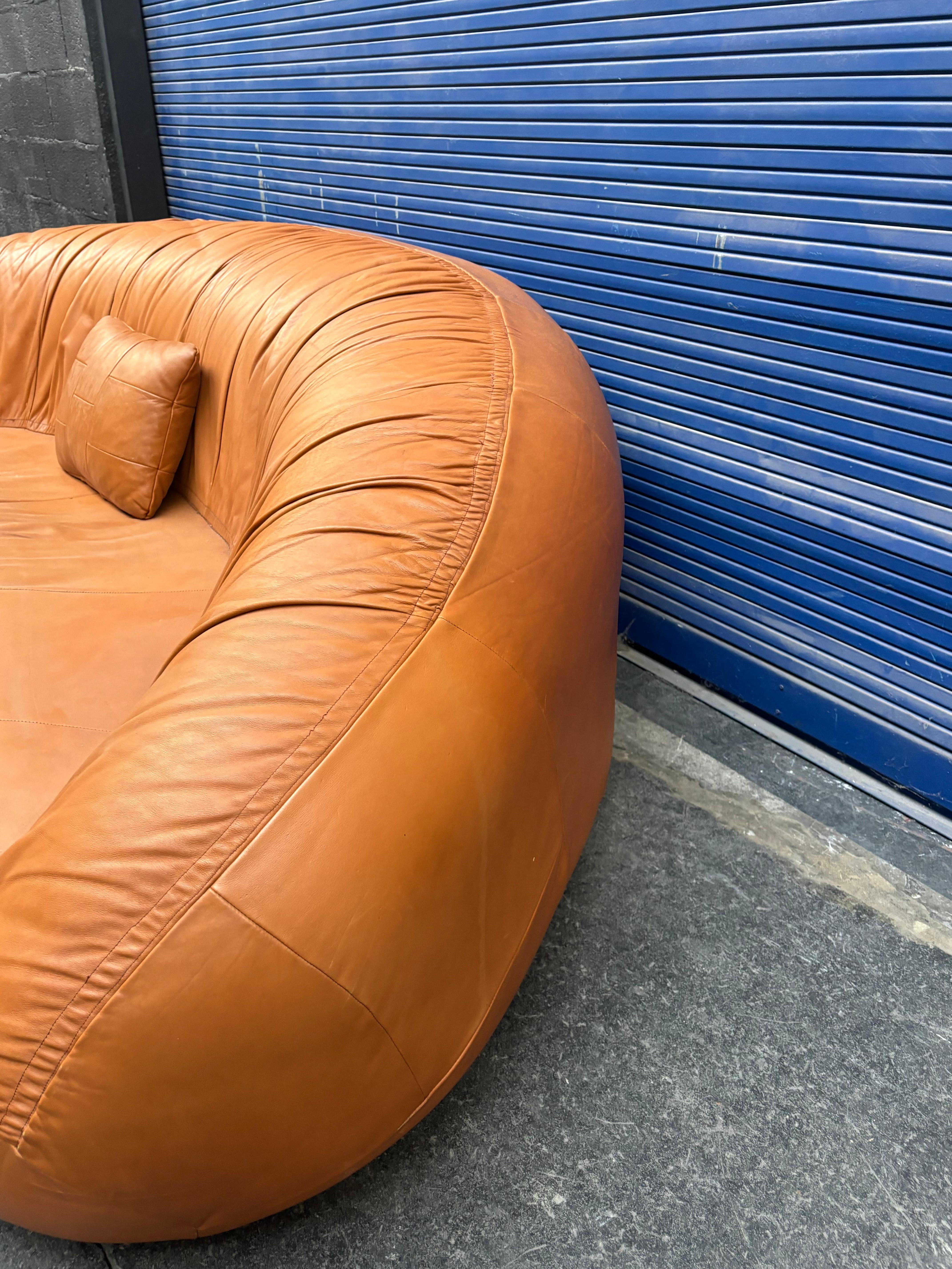 Divano a luna attribuito a Raphael Raffel in vendita 3