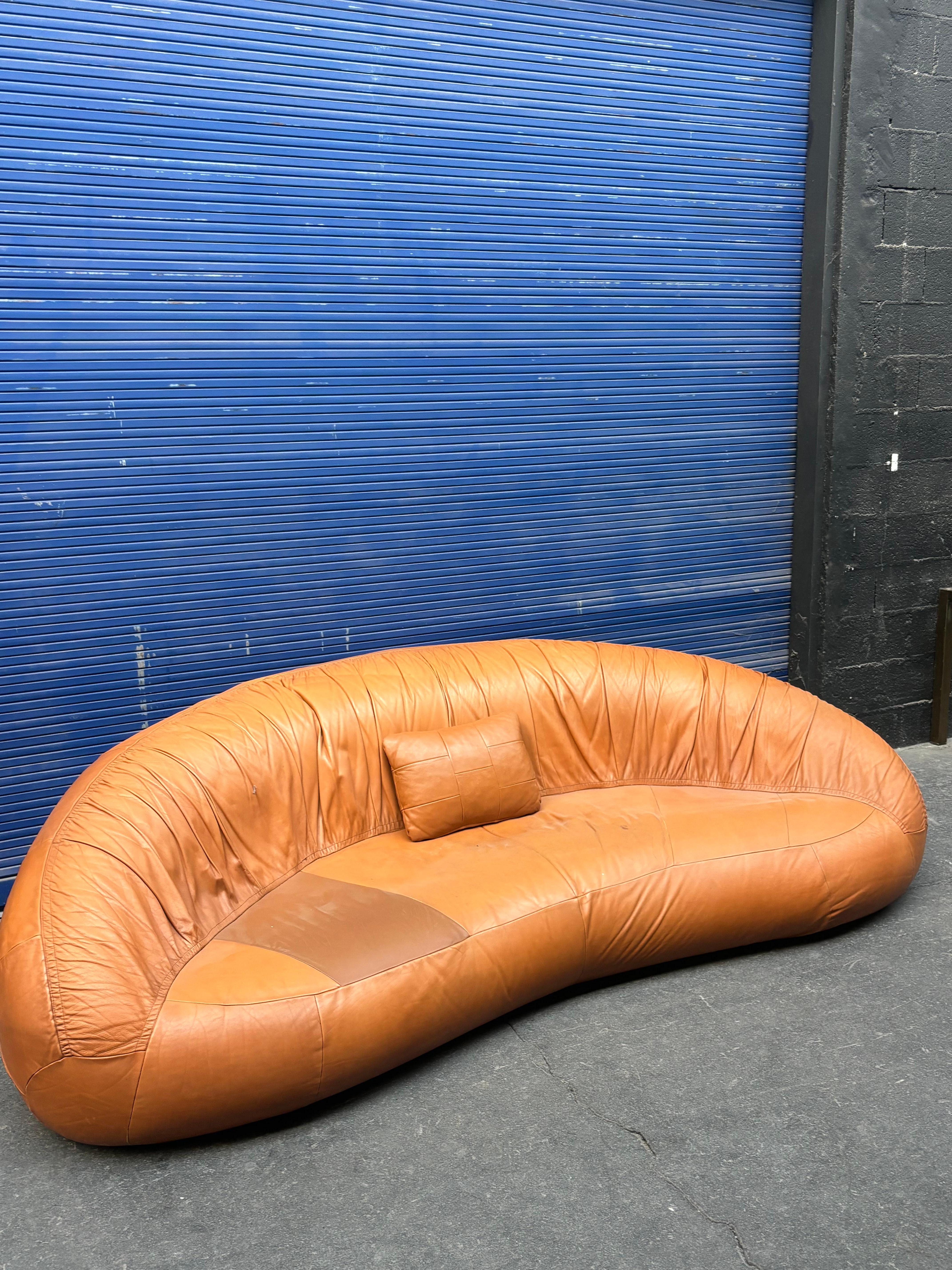 Canapè croissant ou lune attribuito a Raphael Raffel per la Maison Honoré 