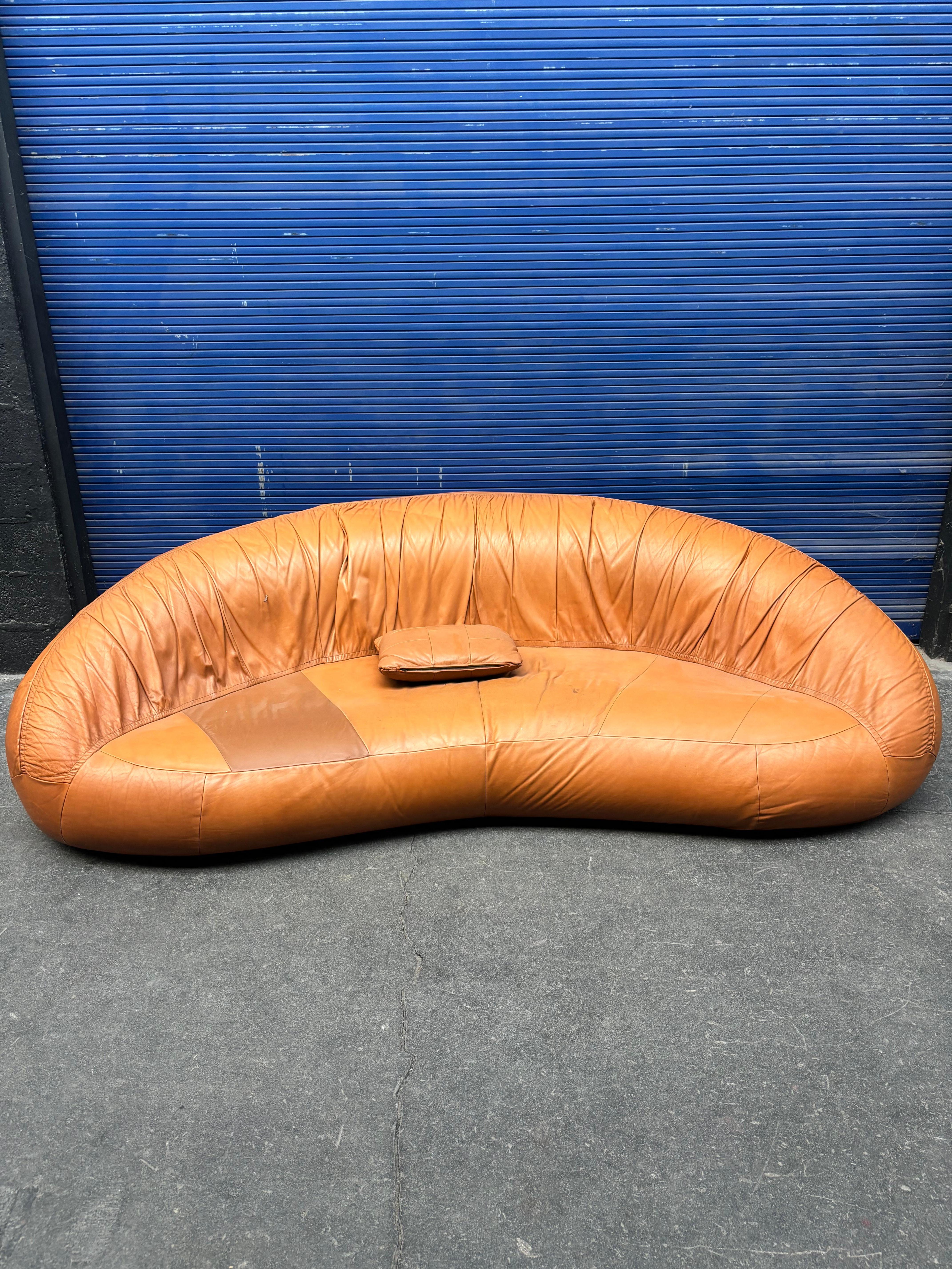 Moderno Divano a luna attribuito a Raphael Raffel in vendita