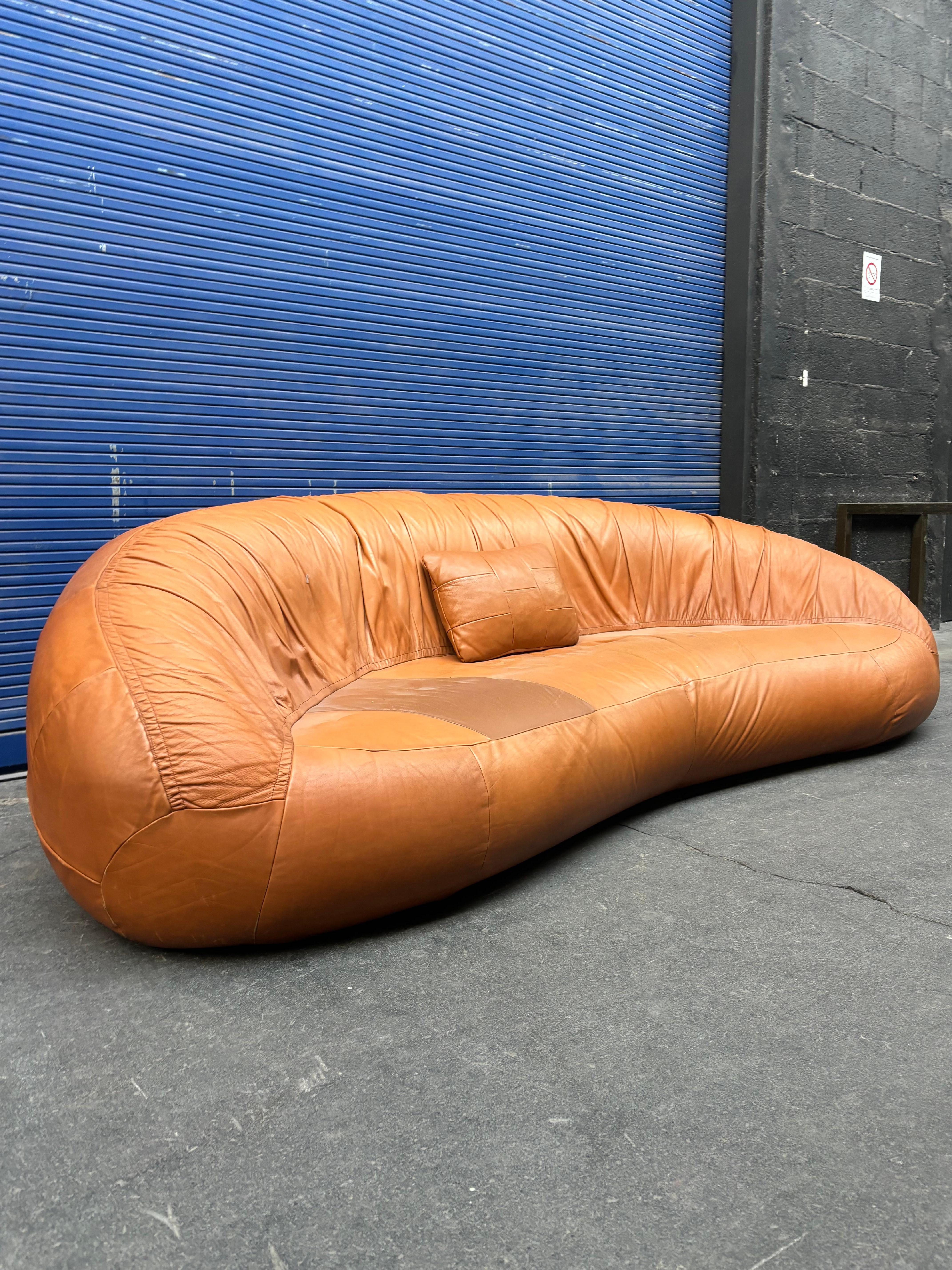 Pelle Divano a luna attribuito a Raphael Raffel in vendita