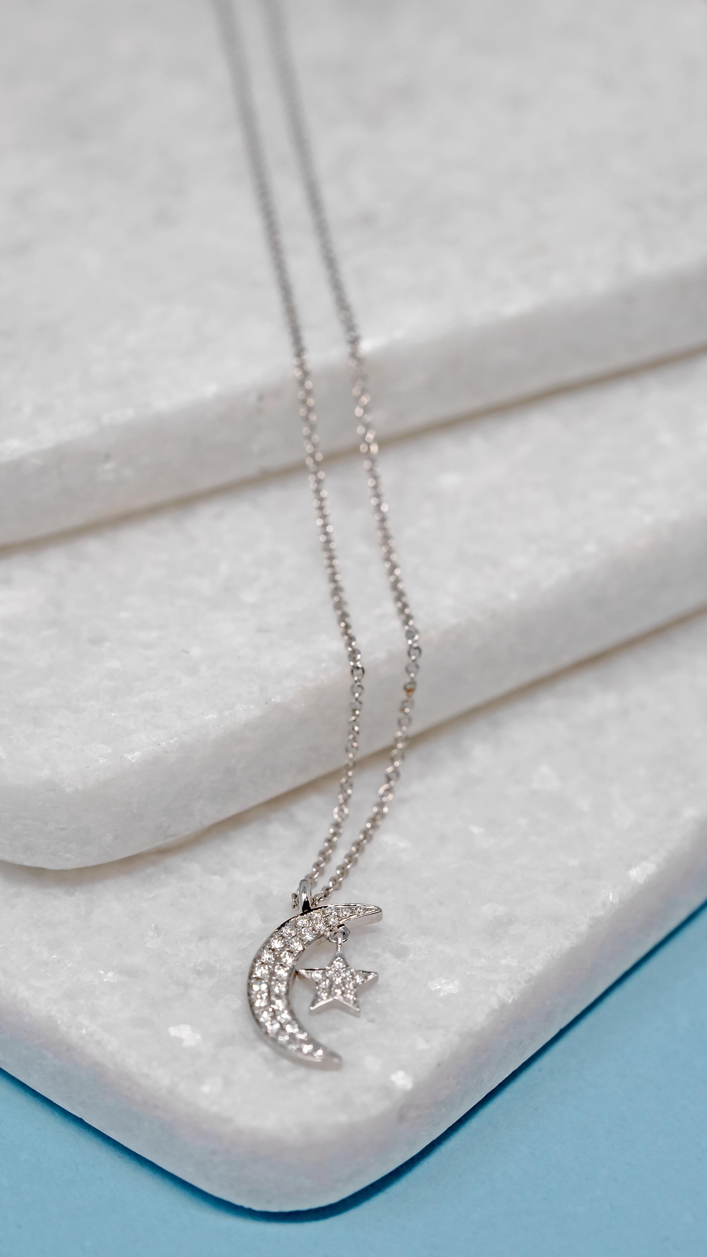 -Or 18k 

-Disponible en or blanc et jaune 

039 Diamants ronds 

00,29 cts. 