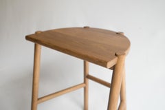 Moon-Hocker von Sun at Six, Siena, minimalistischer Tischhocker aus Eichenholz
