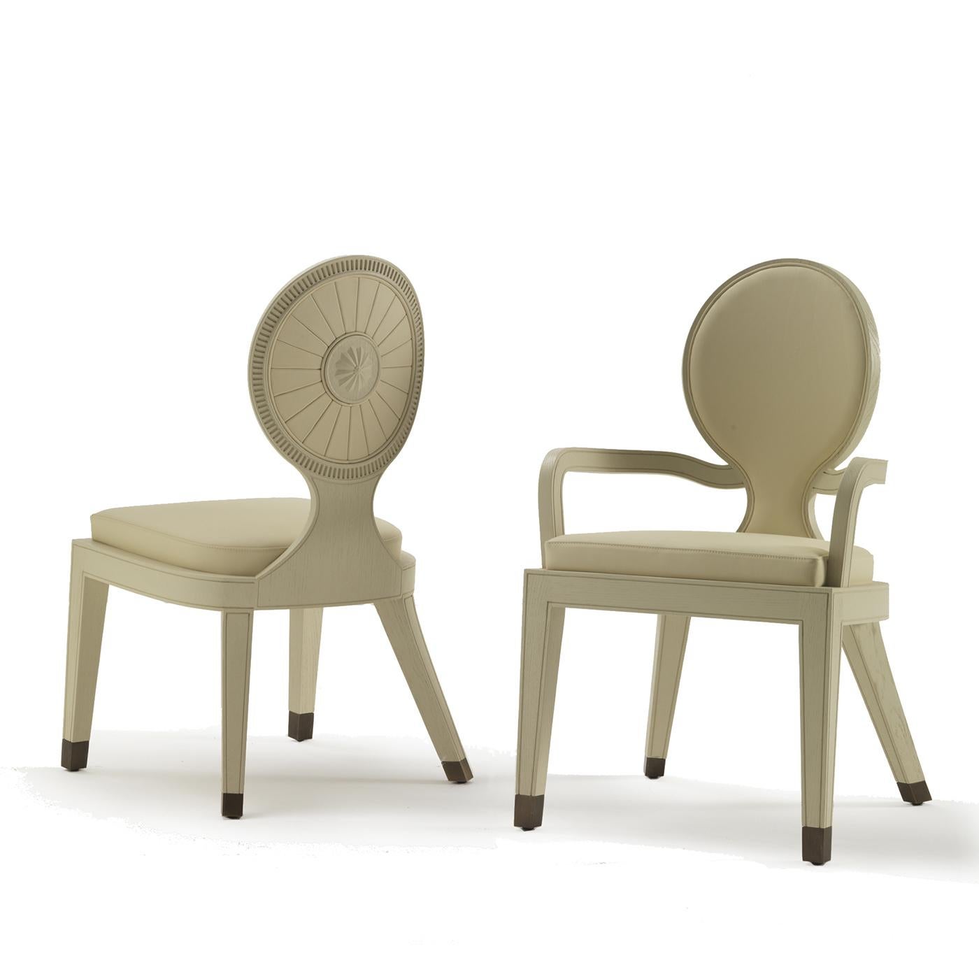 Cette chaise étonnante est un superbe exemple d'artisanat exquis et de sensibilité moderne. Inspirée d'un design traditionnel, sa structure en bois présente une finition en chêne naturel qui contraste de façon saisissante avec les embouts en laiton