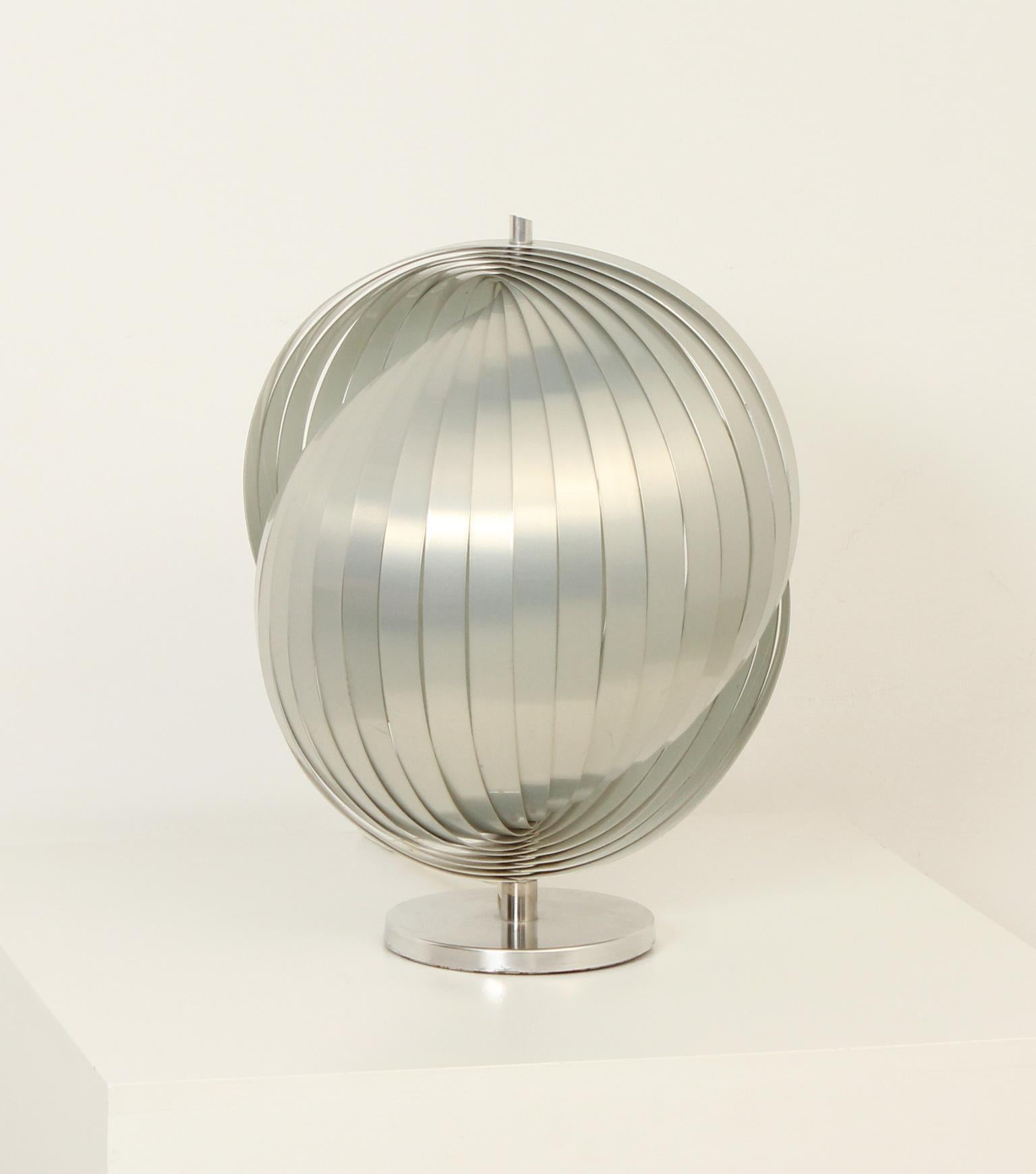 Sculptural table lamp designed by Henri Mathieu in 1972 for Maison Mathieu, France. Brushed and enameled aluminum.
