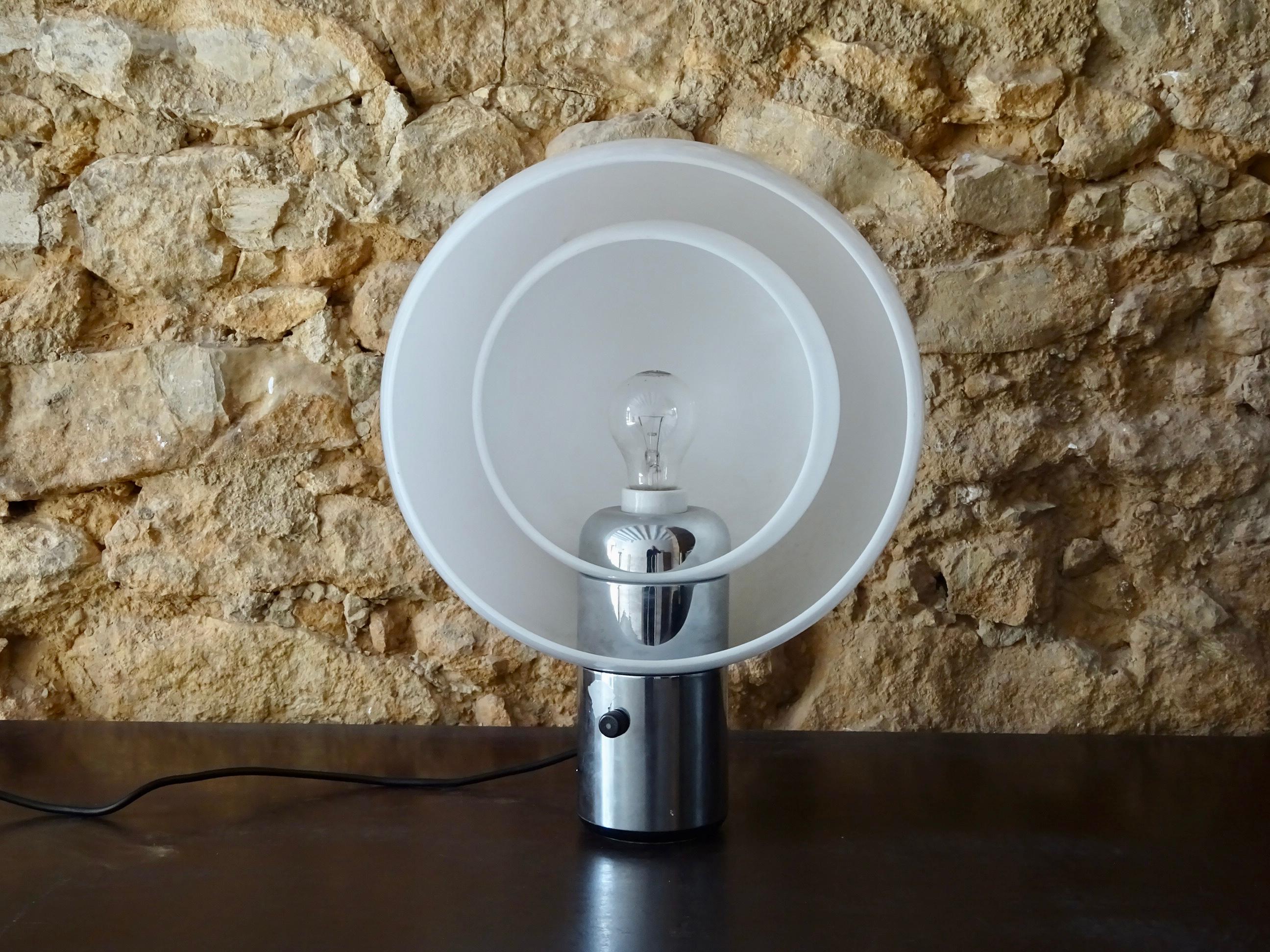 Chrome Lampe de table Moon conçue par André Ricard pour Metalarte. en vente