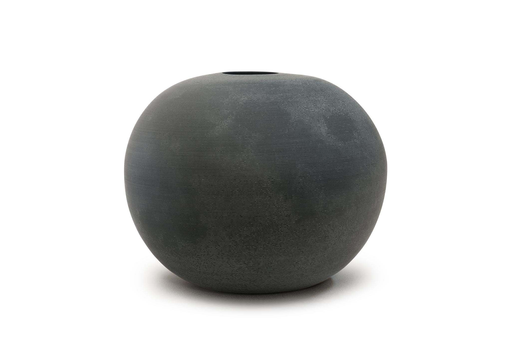 Vase de lune de Jung Hong
Pièce unique
Dimensions : L 43 x P 43 x H 34 cm
Matériaux : Porcelaine

Porcelaine teintée, incrustation, cuisson à haute température, surface soyeuse et polie (l'image de la carte de la lune est incrustée/dessinée à la