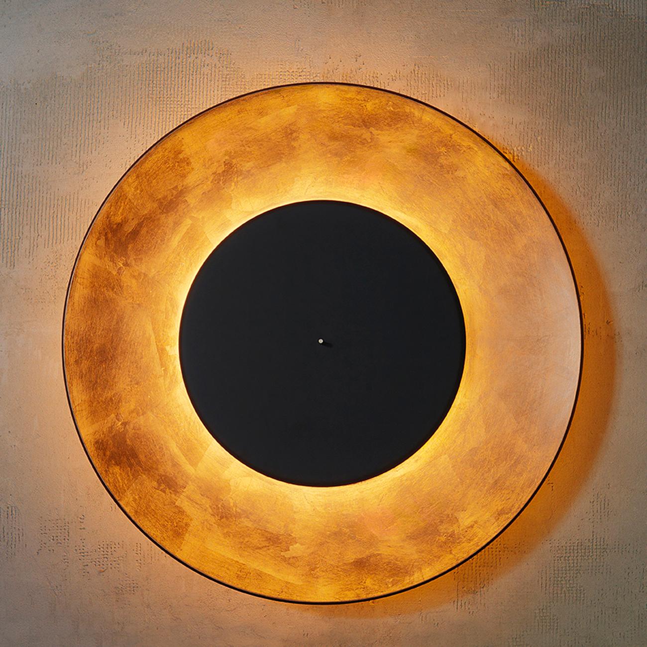 Wall lamp moon with black finish metal structure
and front disc. With a removable front disc to up the light
into the opalitte. Inside in gold leaf. Price: 3400,00€.
Lighting: Ring LED 28,6W (3000K, CRI>80, 3650Lm),
Ring LED not included.
Also