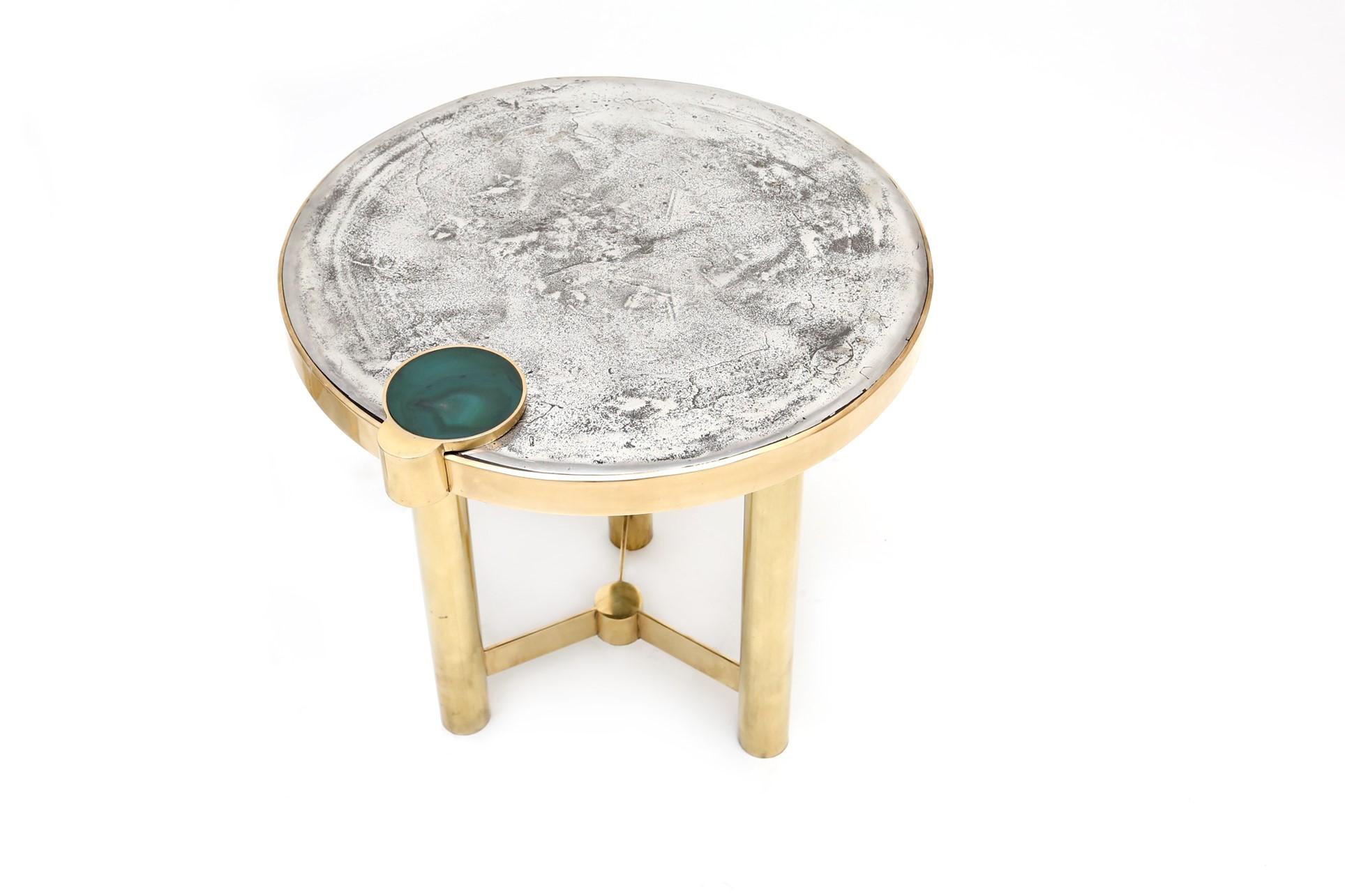 Moona side table sculpted by Yann Dessauvages
Signed
Dimensions: D 50 x 75 cm
Materials: Brass, agathe, tin

Yann Dessauvages °June 1989 born in Brussels is a Belgian autodidact artist-designer. As the child of a teacher and a metalworker, he