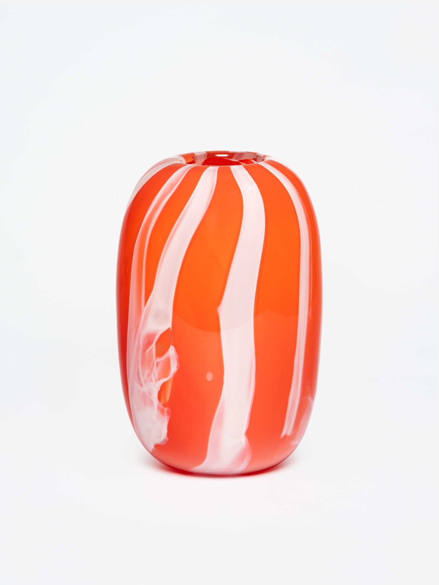 Moonarij Oona Red Vase No. 14, handblown of red and white glass canes Alemán en venta