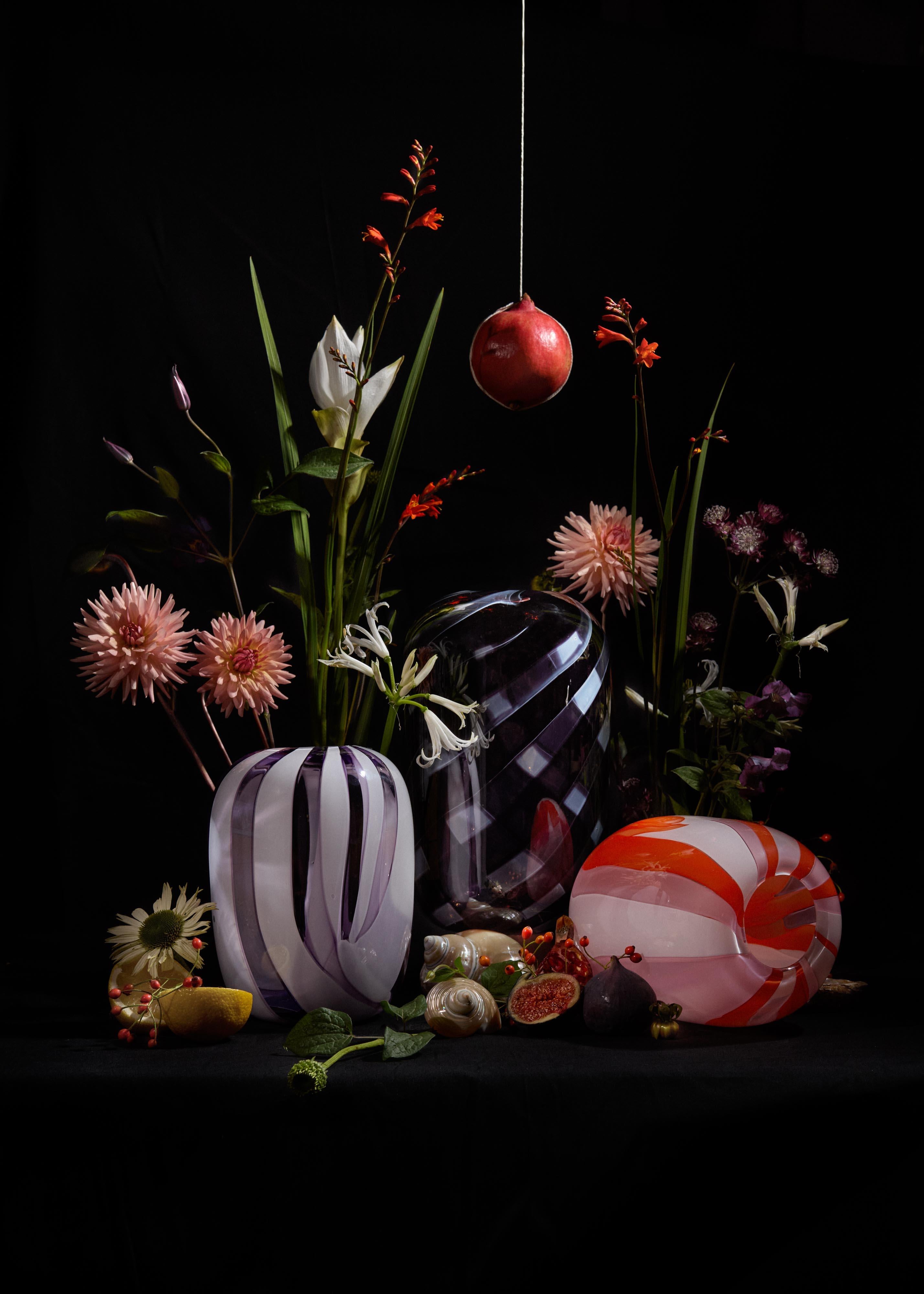 Moonarij Oona Red Vase No. 14, handblown of red and white glass canes en Nuevo estado para la venta en Berlin, DE