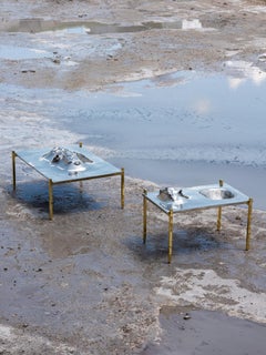 Moonborn, tavolino in alluminio fuso a cera persa e ottone lucidato, edizione lunare