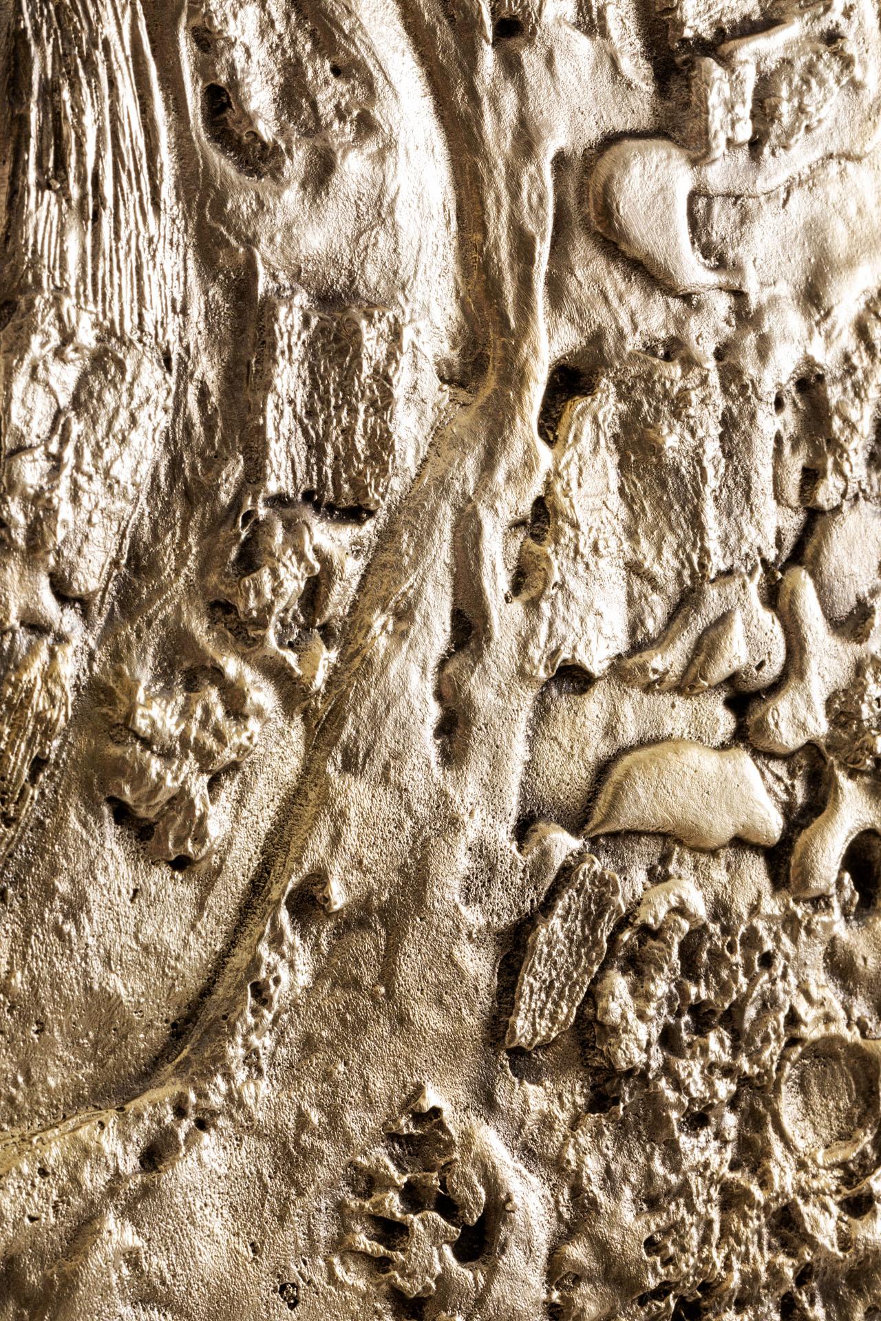 Der Mooncrater Beistelltisch des italienischen Ateliers Wanderart ist Teil der Lunar Edition, einer Kollektion, die sich von den spontanen Prozessen der Landbildung inspirieren lässt und die pulsierende Energie der Schöpfung verkörpert. Jedes Stück