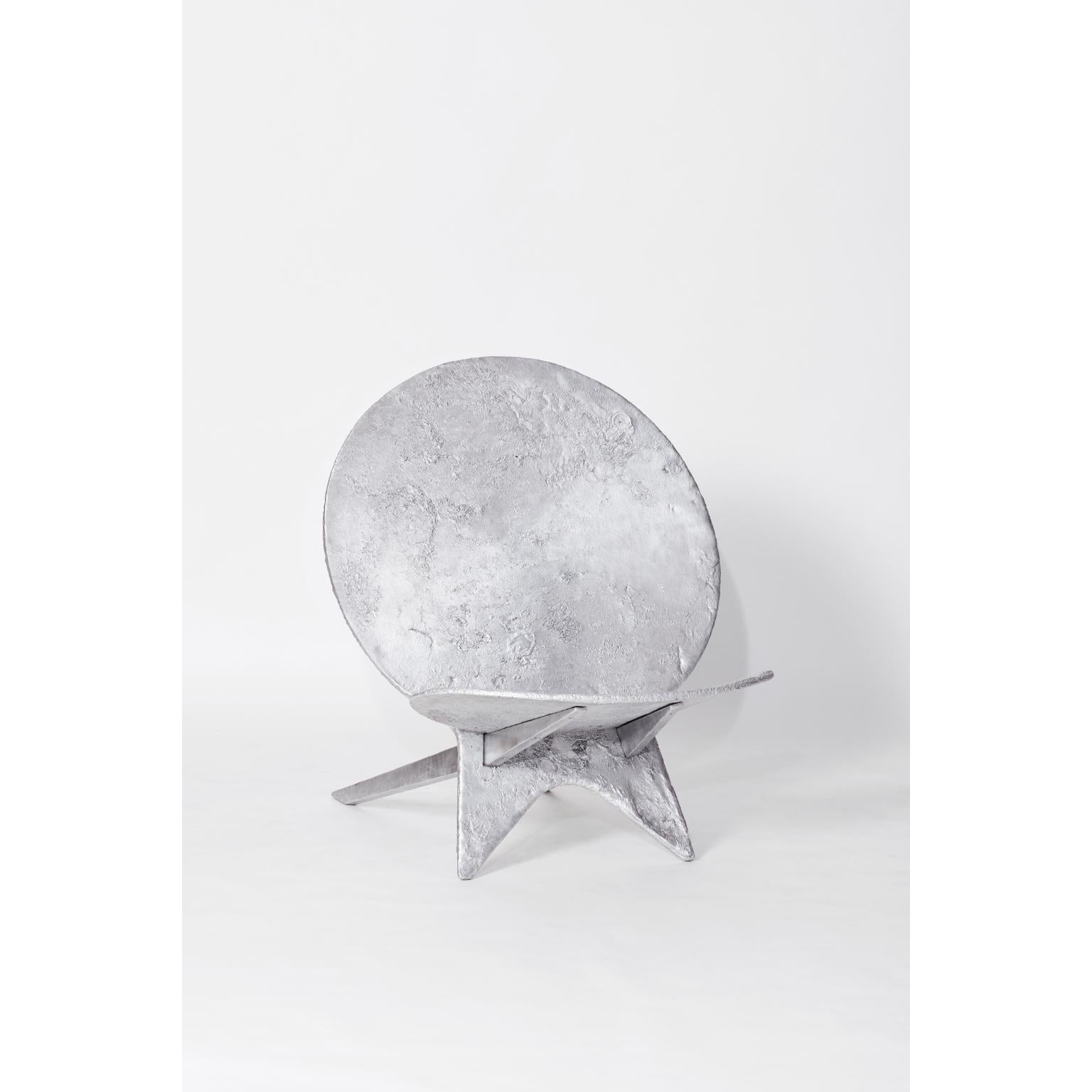 Sedia in alluminio in edizione limitata Moongazer di Jesse Ede
Edizione limitata di 5 pezzi + 1P
Dimensioni: D 130 x L 98 x H 115 cm.
Materiali: Alluminio.

Questa è la prima sedia della gamma Lunar e si ispira alle tradizionali sedie Stargazer, tra