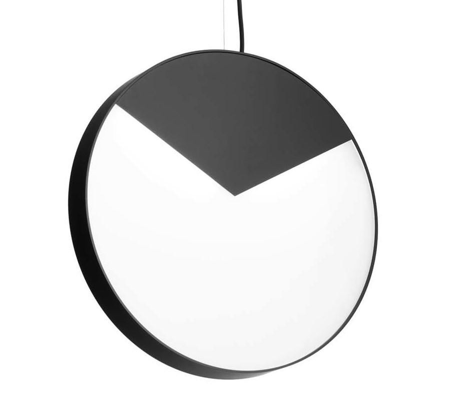 Stylistically reproducing the silhouette of the moon as it illuminates its surroundings with a delicate glow, this ceiling lamp will infuse elegance and sophistication into a modern or contemporary decor. The structure in metal has a black matte