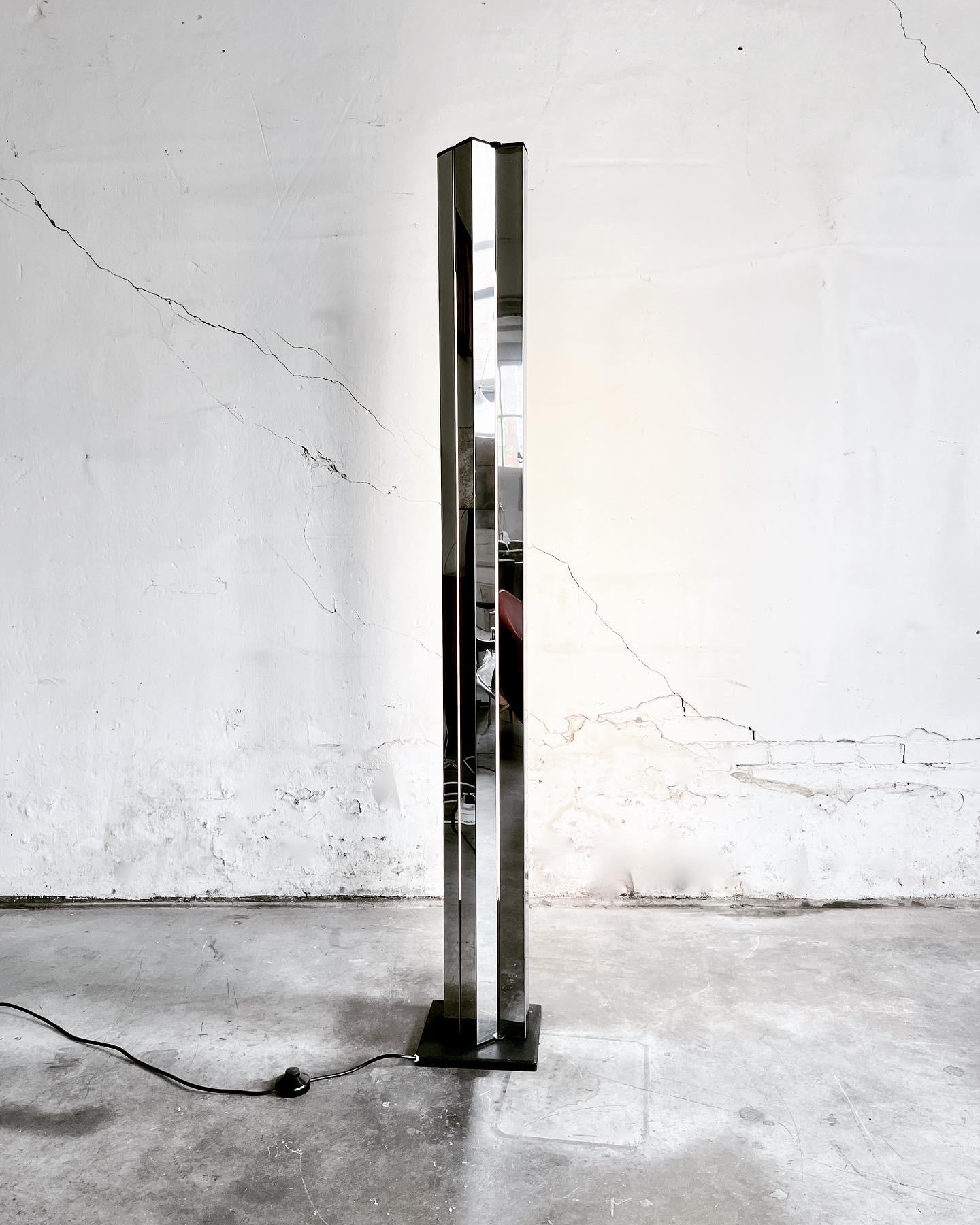 Rare and collectible floorlamp, model 'Moonlight', by Ettore Sottsass for Arredoluce, Italy 1971.
 
A tall square mirror-like column opens up at one side to reveal a neon tube. Closed up the light emits from four slots that reach from bottom to top.