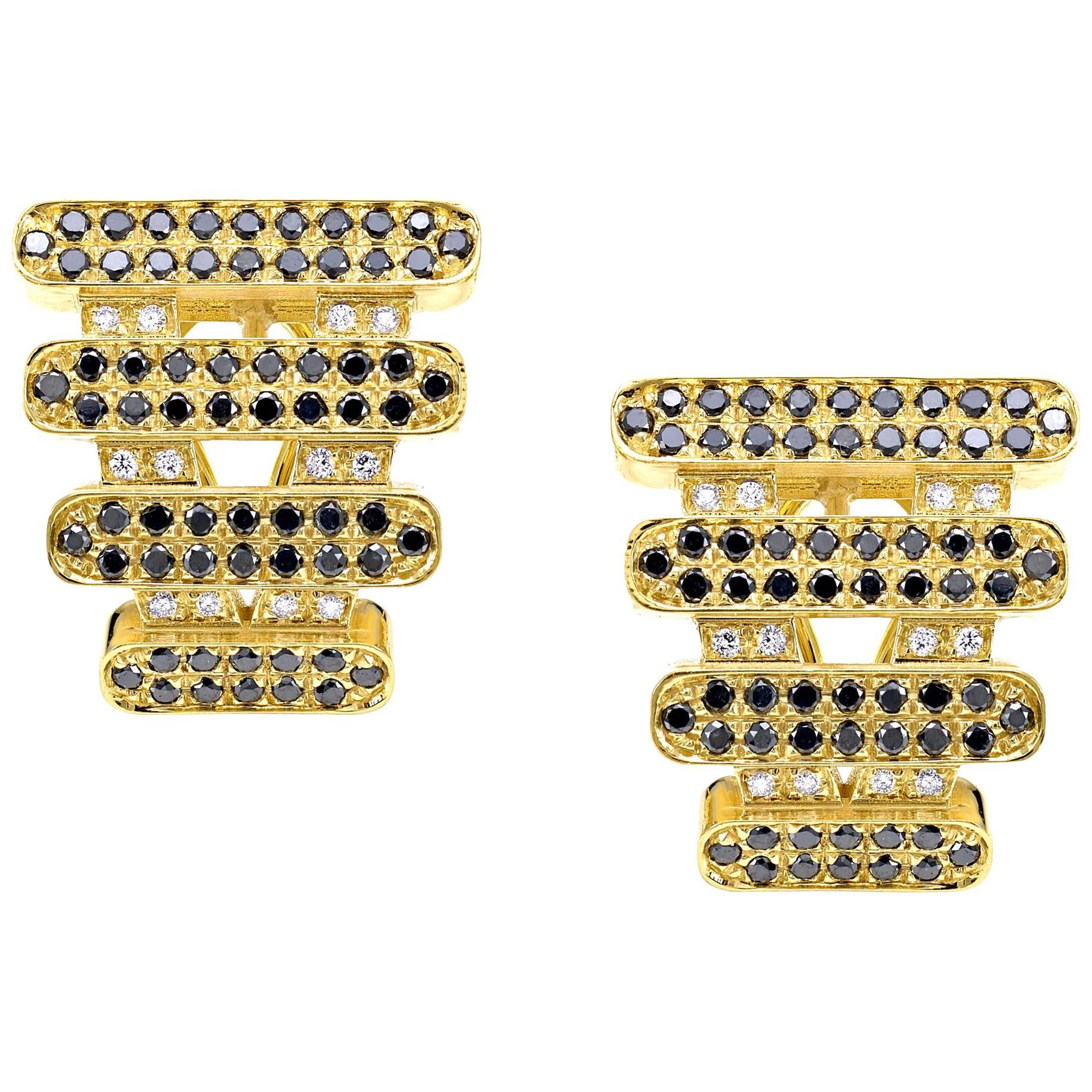 Pendientes Luz de Luna de Oro Amarillo de 18 K con Diamantes Blancos y Negros en venta