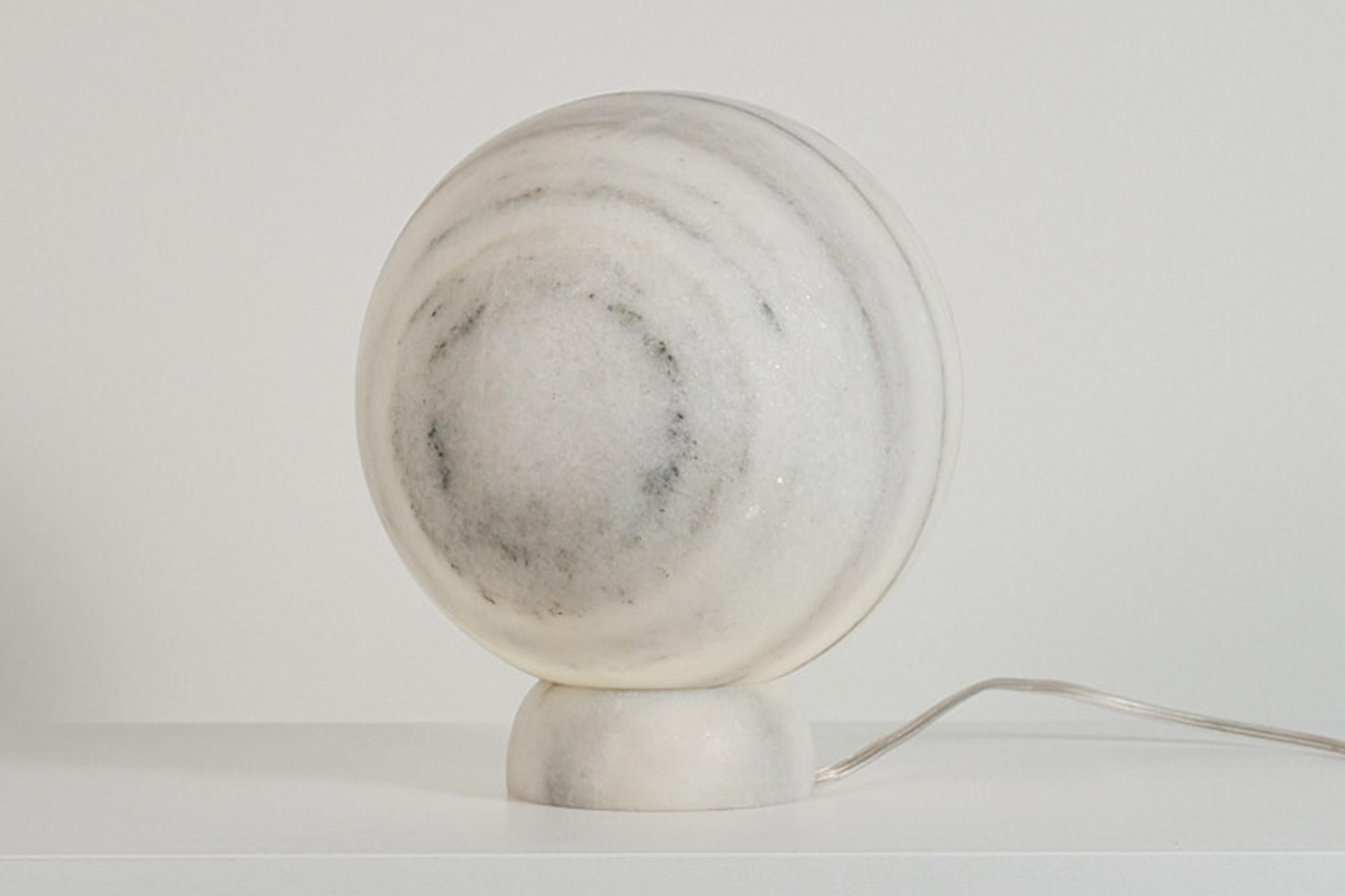 Handgeschnitzte Tischleuchte Nearness III 'Moonlight' aus Makrana-Marmor mit warmem Licht von der Designerin Alba Abiad und Naveen Jose. Schafft eine ruhige und entspannende Atmosphäre im Raum. 
Die aus einem einzigen Stück Marmor geschnitzte,