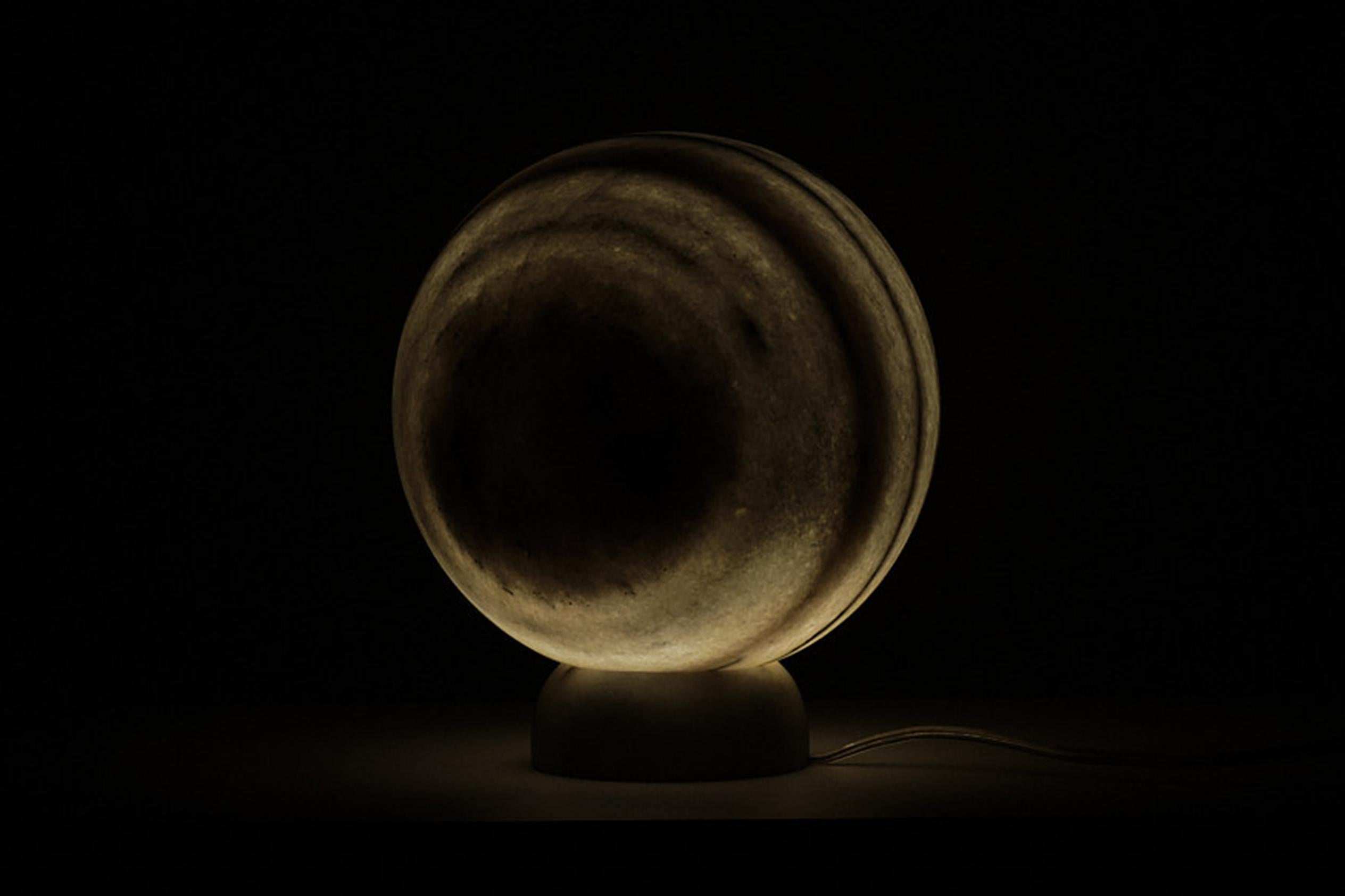 Tischlampe „Moonlight“ aus Steinmarmor Makrana „Moonlight“ Nearness III von A. Abiad und N. Jose (Indisch) im Angebot