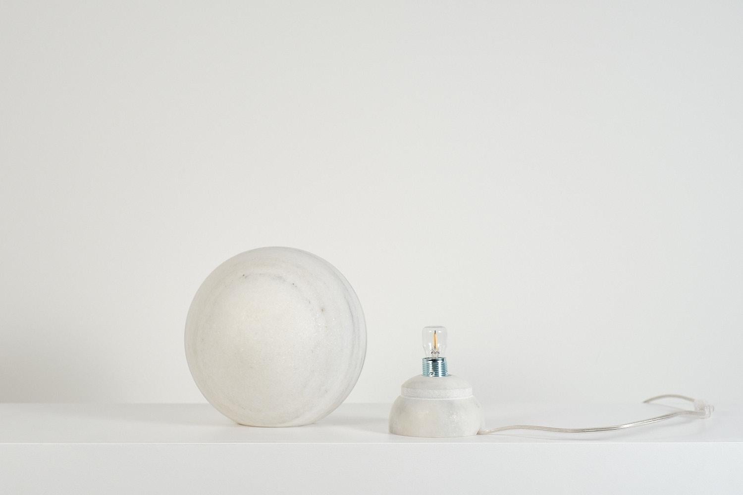 Tischlampe „Moonlight“ aus Steinmarmor Makrana „Moonlight“ Nearness III von A. Abiad und N. Jose (21. Jahrhundert und zeitgenössisch) im Angebot