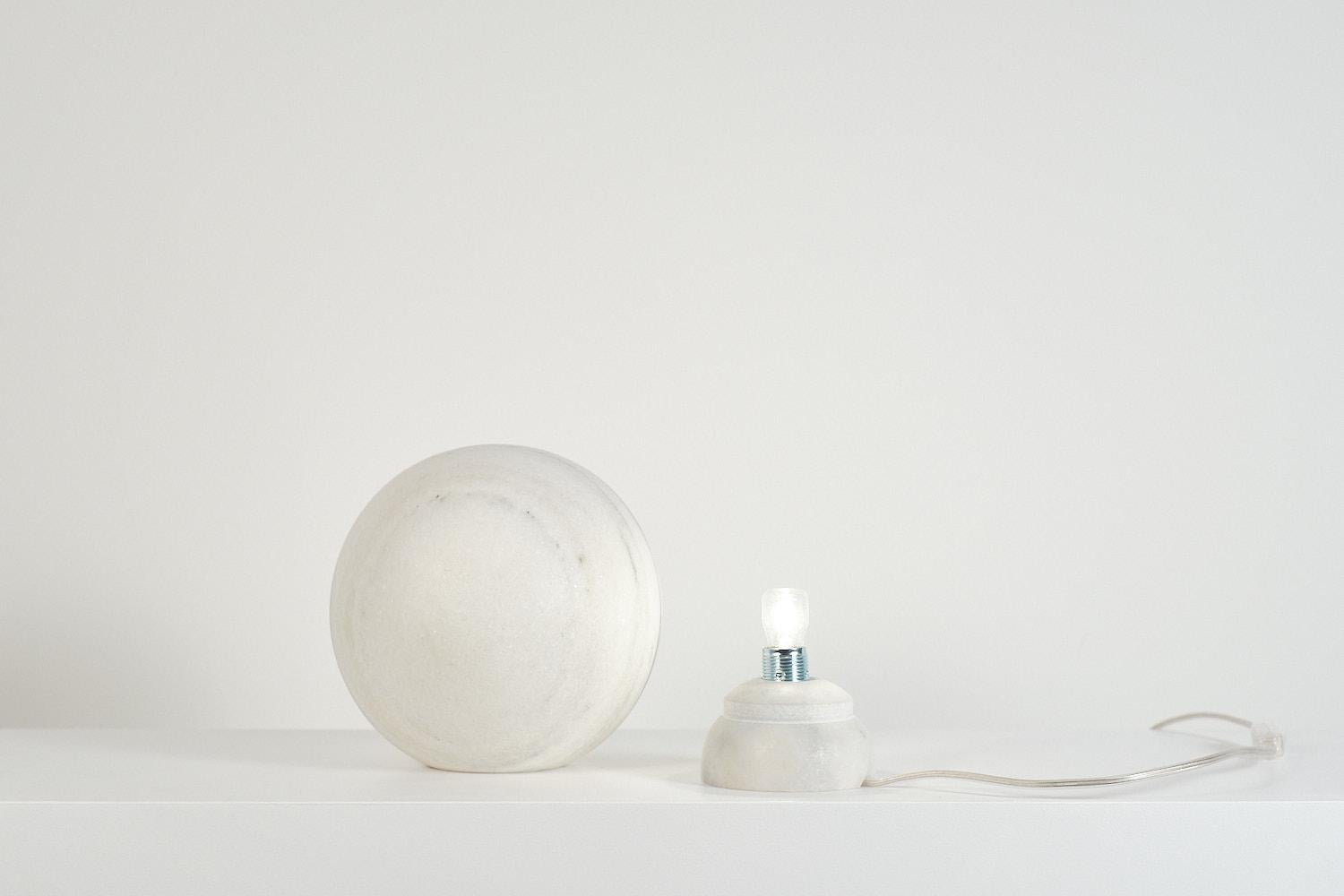 Tischlampe „Moonlight“ aus Steinmarmor Makrana „Moonlight“ Nearness III von A. Abiad und N. Jose (Marmor) im Angebot