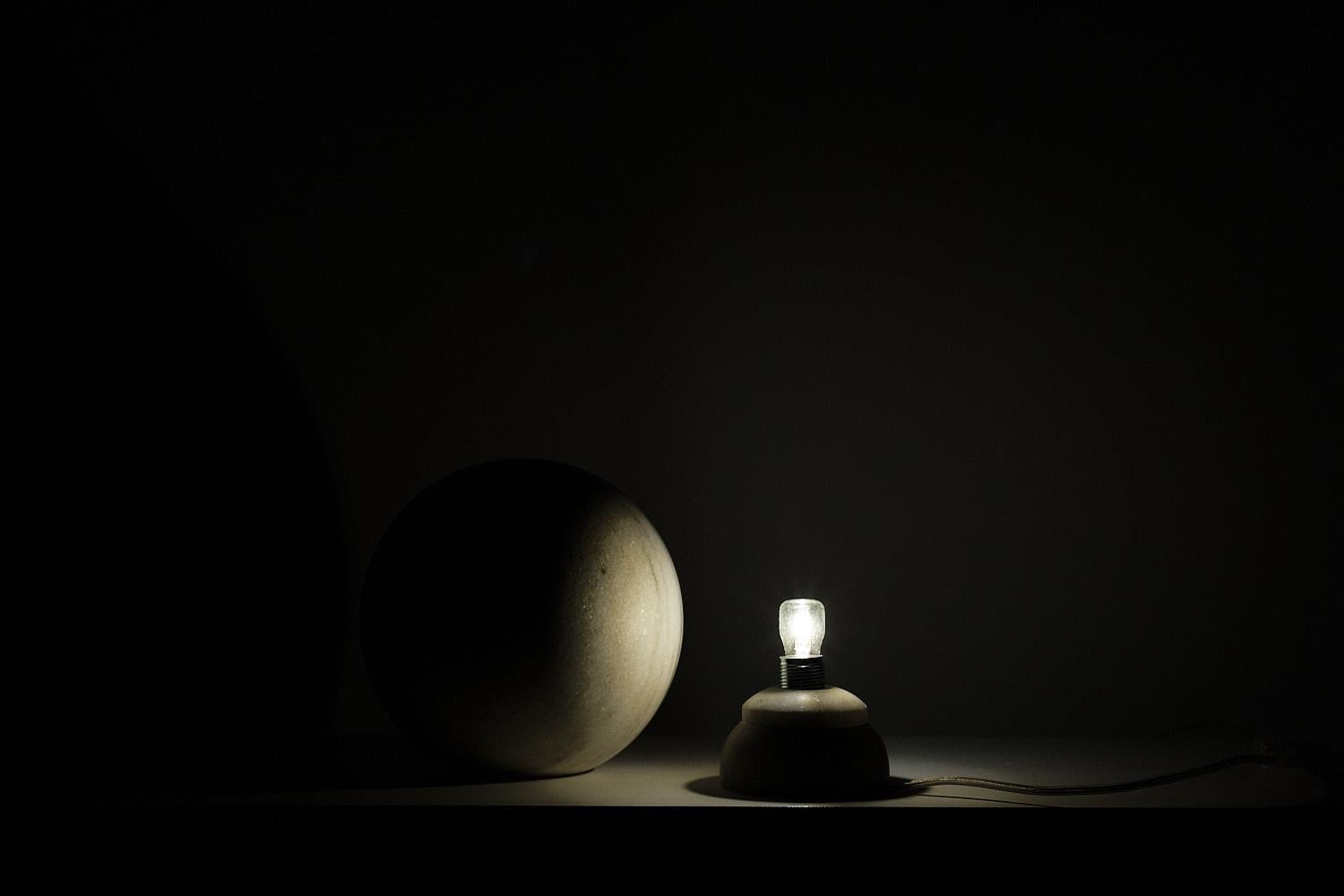 Tischlampe „Moonlight“ aus Steinmarmor Makrana „Moonlight“ Nearness III von A. Abiad und N. Jose im Angebot 1