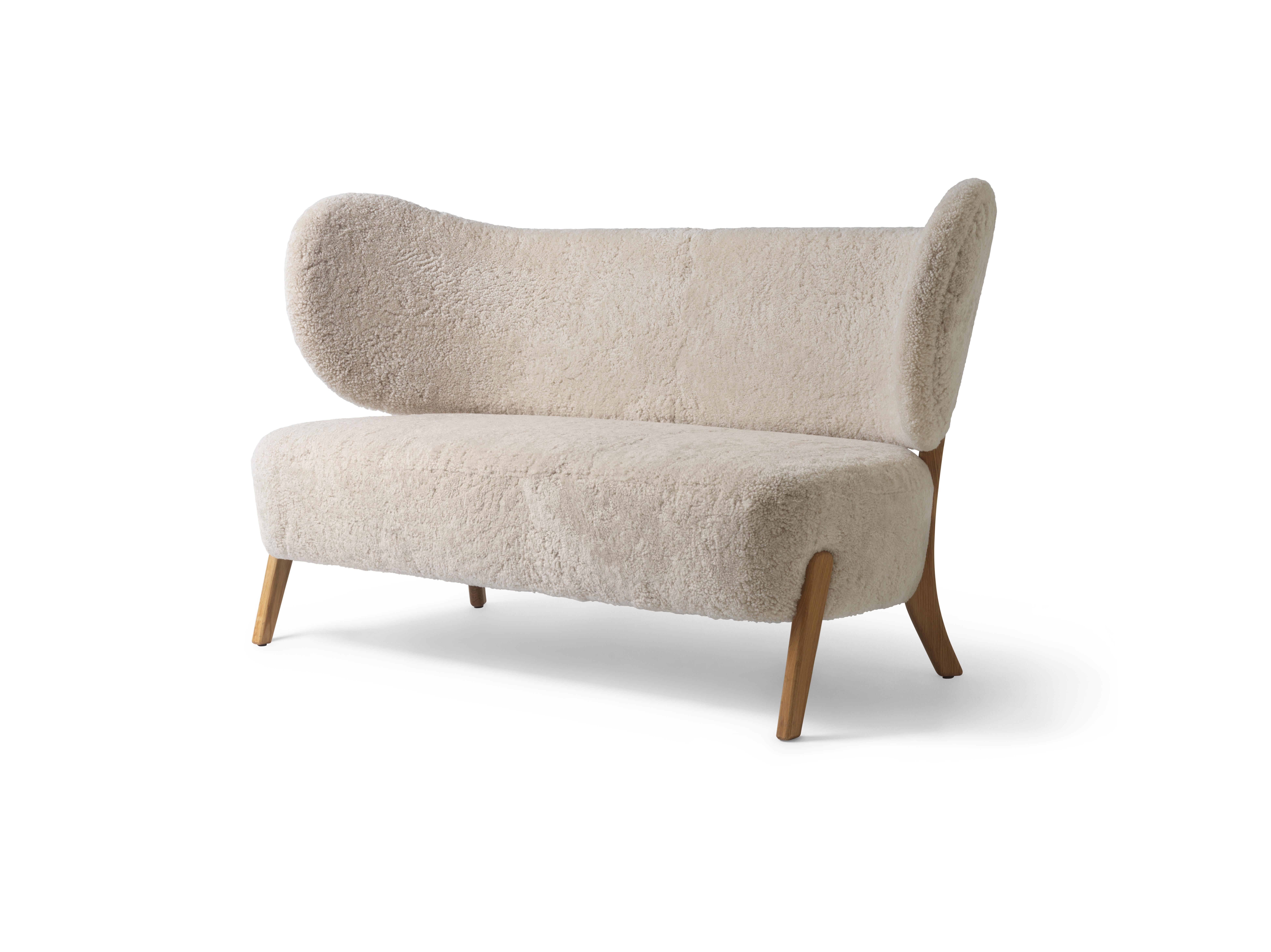 Moonlight sheepskin TMBO lounge sofa by Mazo Design
Dimensions: W 165 x D 68.5 x H 87 cm
Materials: Oak, Sheepskin.
Also available: ROMO/Linara, DAW/Royal, KVADRAT/Remix, KVADRAT/Hallingdal & Fiord, BUTE/Storr, DEDAR/Linear, DAW/Mohair & Mcnutt,