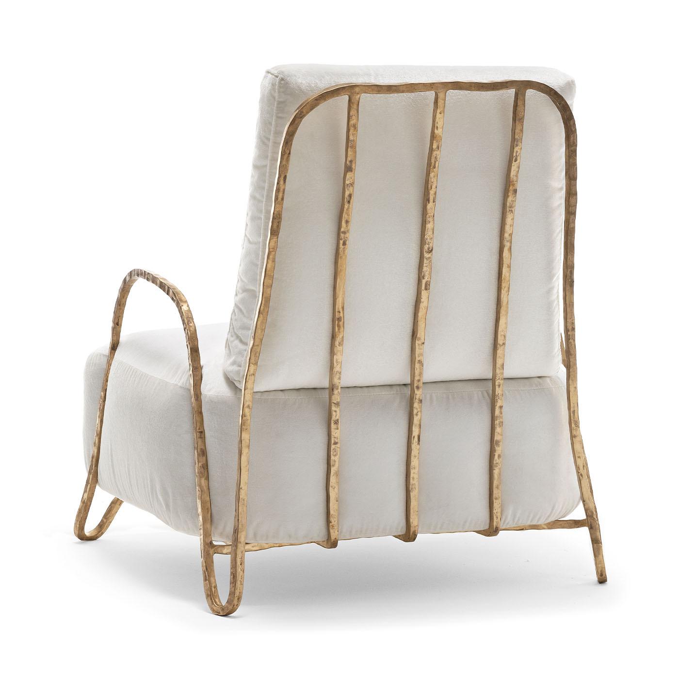 Unconventional volumes and proportions for a slimly padded seat. In bronze or anticorodal aluminum, the Moonlight Armchair is ideal for outdoors. Anticorodal aluminum, used in aviation, resists corrosion. The bronze version develops a unique patina