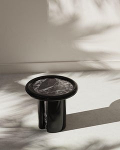 Mesa auxiliar Moonrise, mármol Nero Marquina, hecha a mano en Italia