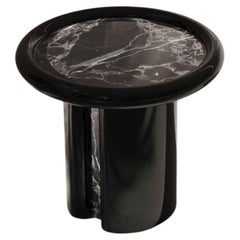 Mesa auxiliar Moonrise, mármol Nero Marquina, hecha a mano en Italia
